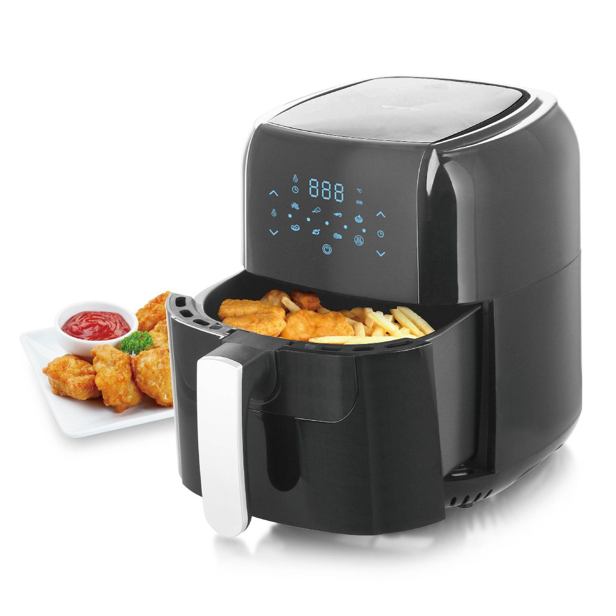 Schwarze Heißluftfritteuse, offen, gefüllt mit Essen. Teller mit Chicken Nuggets und Soße daneben.