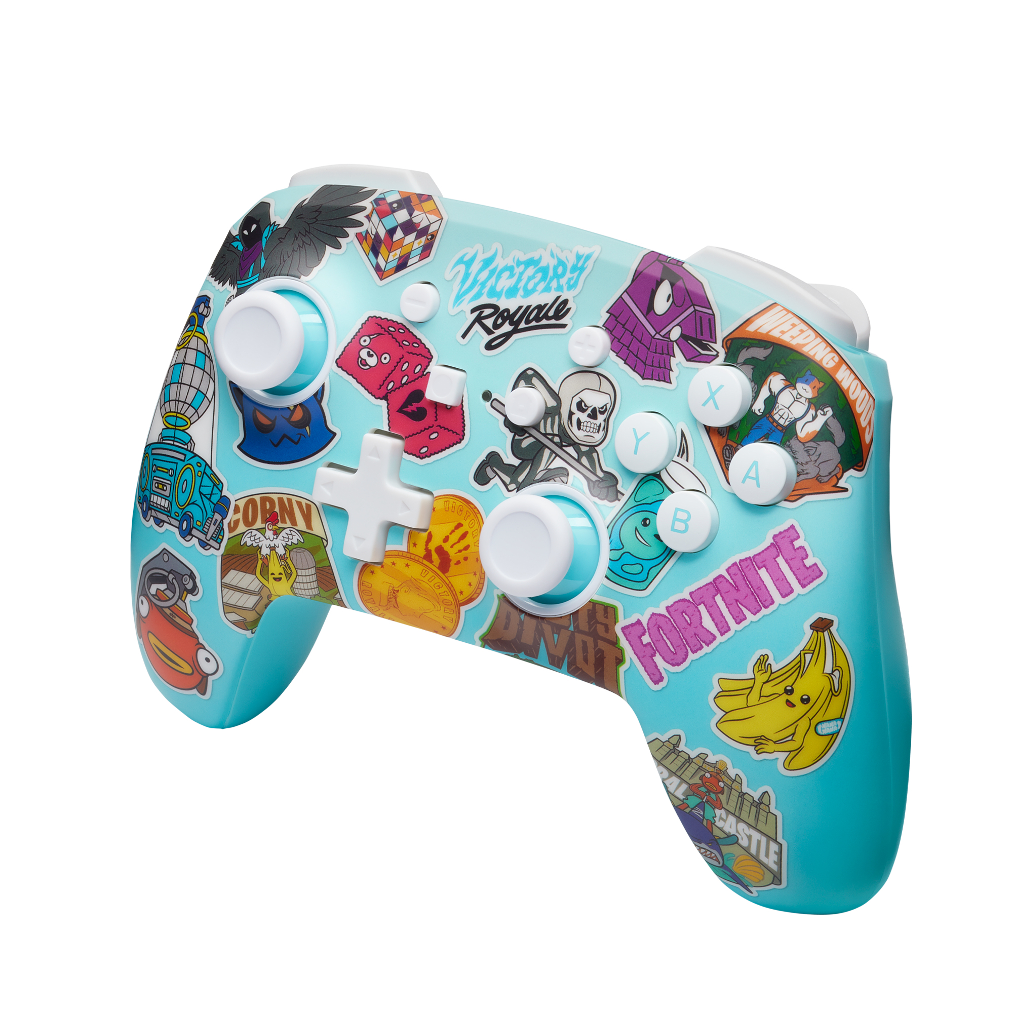 Niebieski kontroler z naklejkami, przyciskami i joystickami. Ma na nim słowo Fortnite.