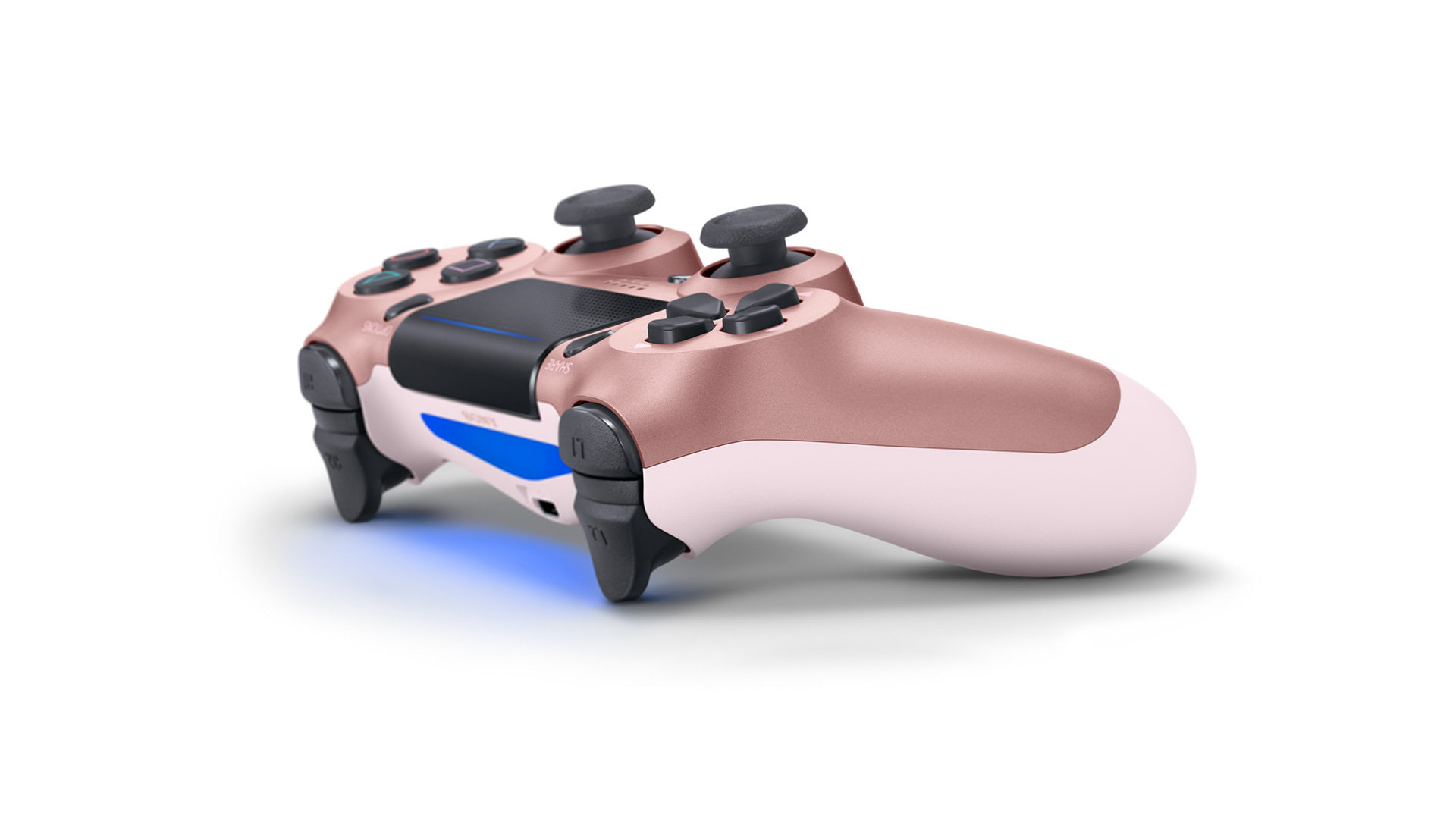 Roségoldener PS4-Controller auf weißem Hintergrund. Verfügt über Tasten, Joysticks und eine Lichtleiste.