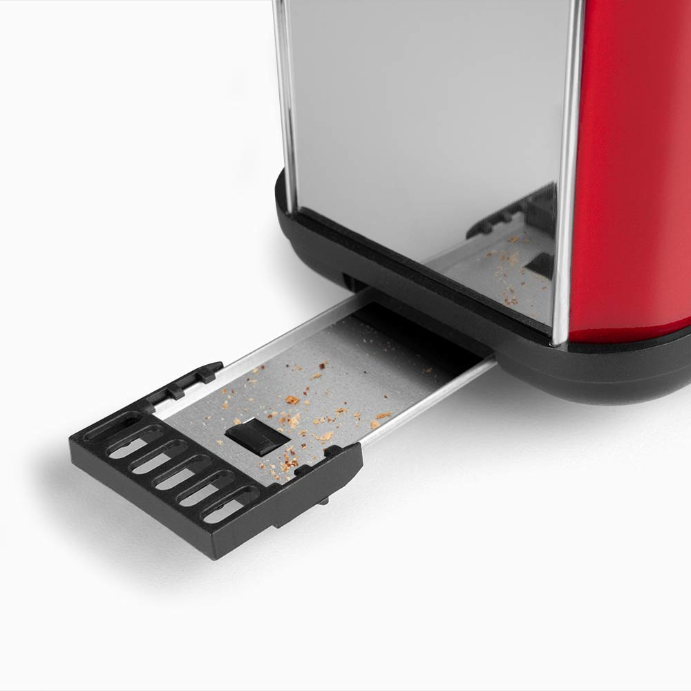 Czerwony toster z wysuniętą tacą na okruchy. Chrom i czarny. Białe tło.