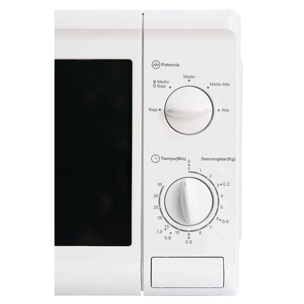 Biała kuchenka mikrofalowa, widok z przodu. Panel sterowania z pokrętłami i drzwiami. Białe tło.