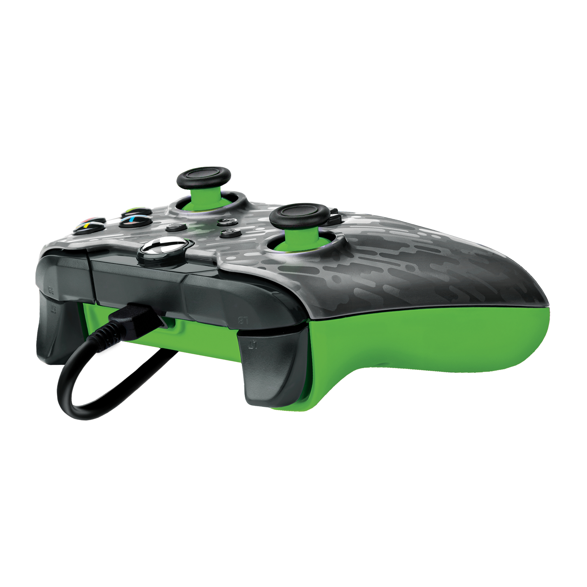 Controller di gioco verde e nero con cavo USB. Dispone di pulsanti e joystick. Isolato su bianco.