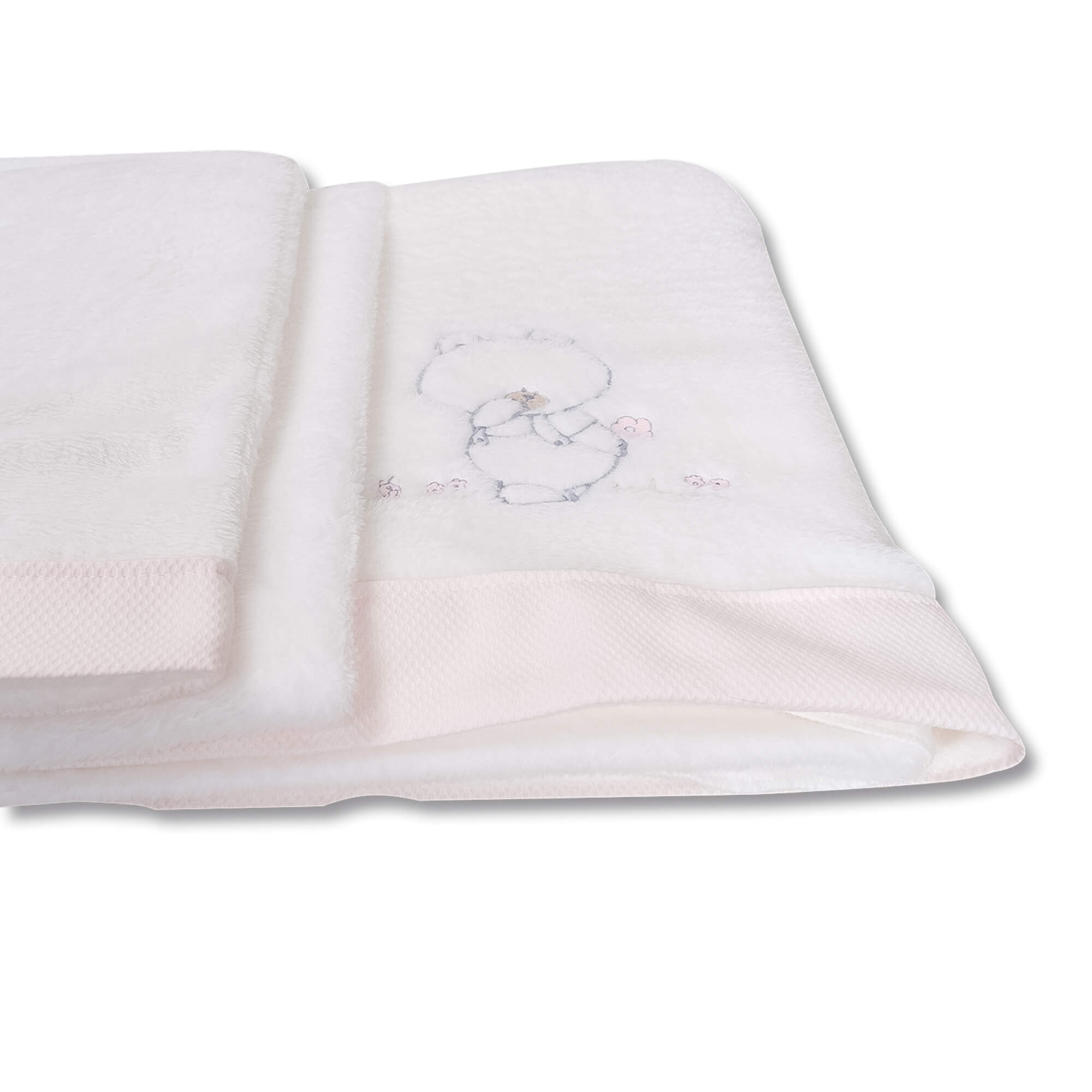 Una manta de bebé blanca con un diseño de osito de peluche y ribete rosa.