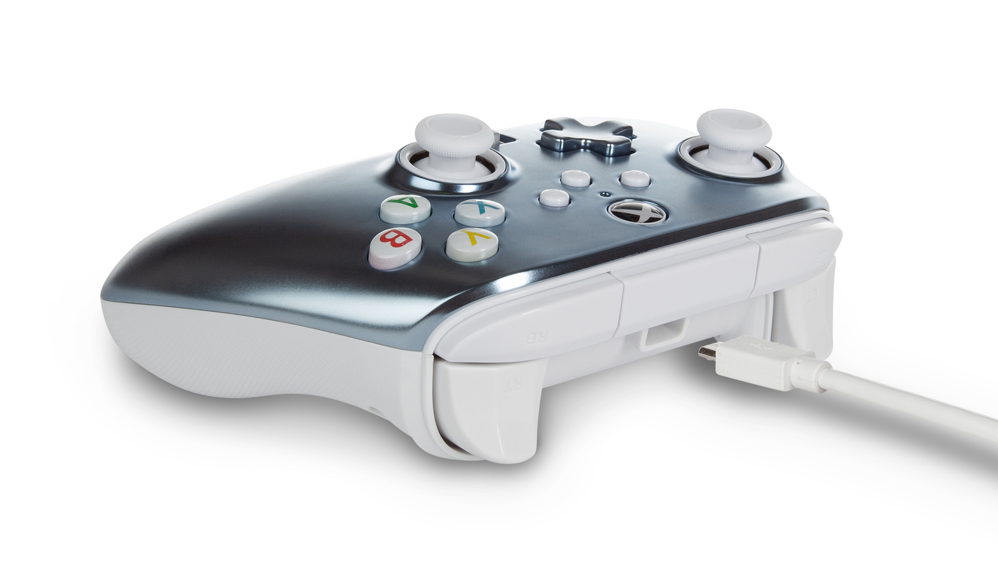 Srebrno-biały kontroler do gier z podłączonym kablem USB.
