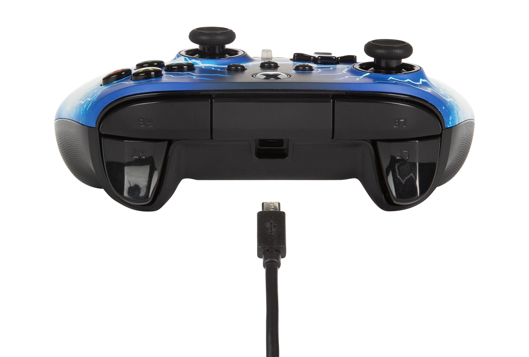 Zbliżenie na spód kontrolera Xbox. Pokazano port USB z podłączonym kablem.
