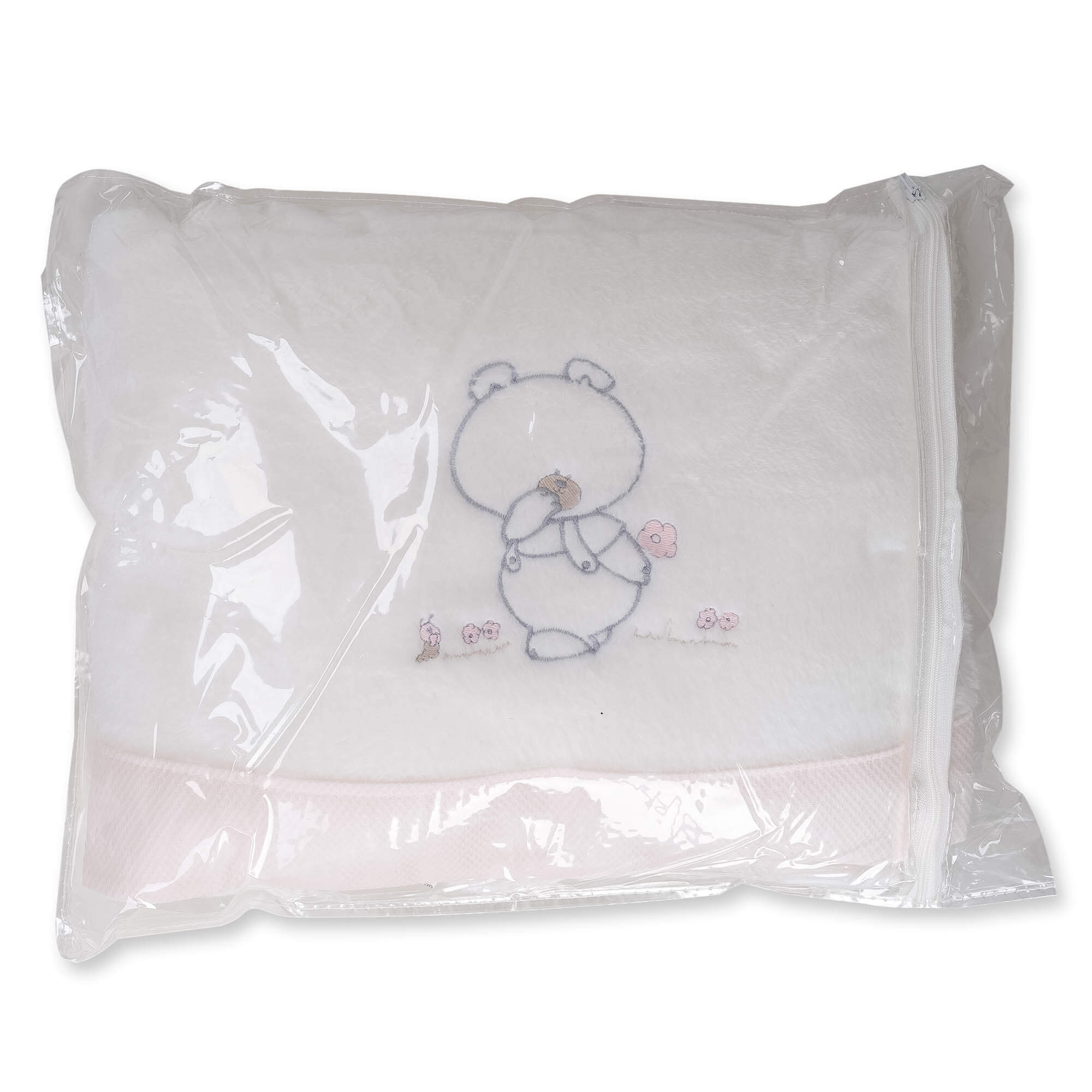 Manta de bebé blanca con bordado de oso en bolsa de plástico. Ribete rosa en la parte inferior. Aislada sobre blanco.