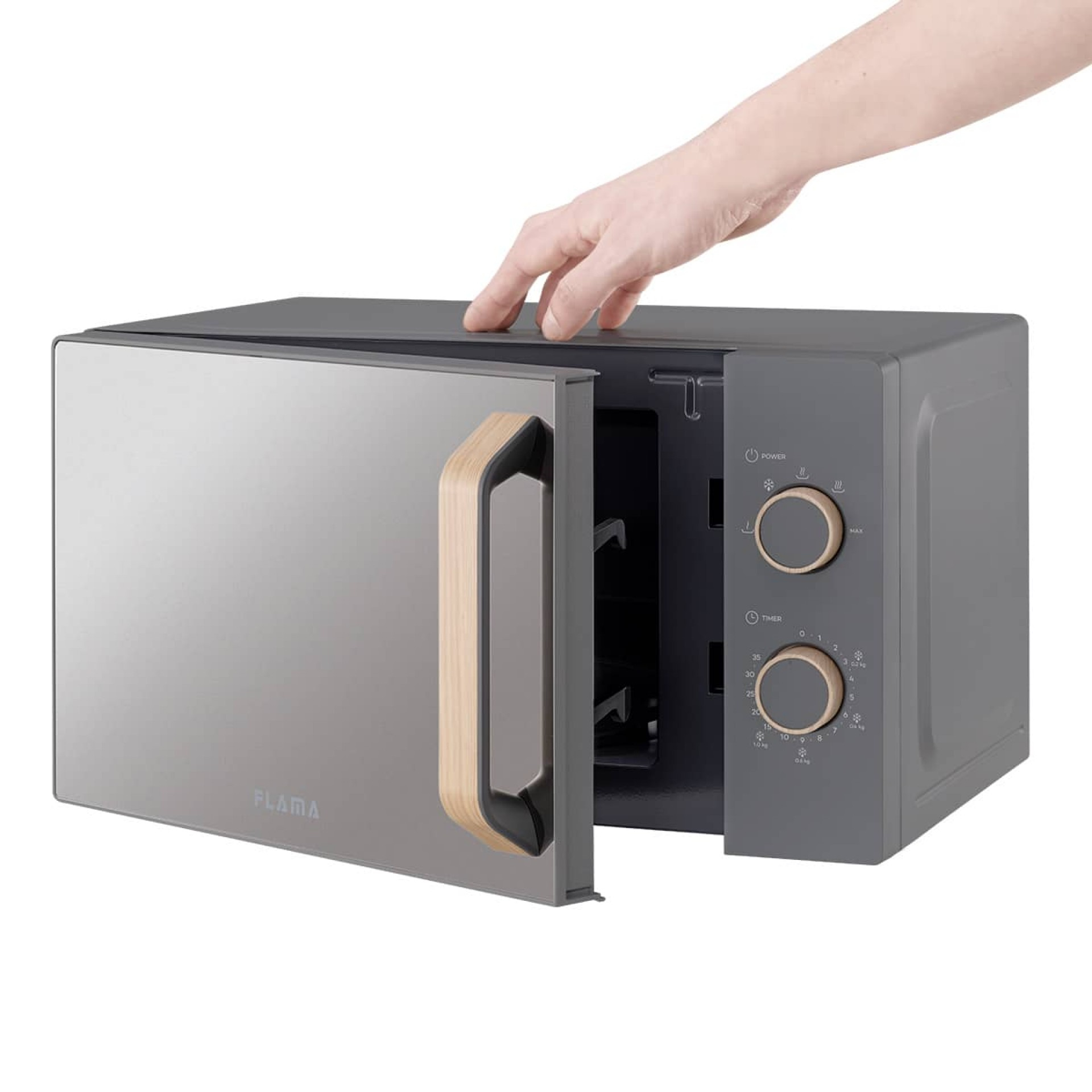 Osoba otwierająca szarą kuchenkę mikrofalową z drewnianym uchwytem.