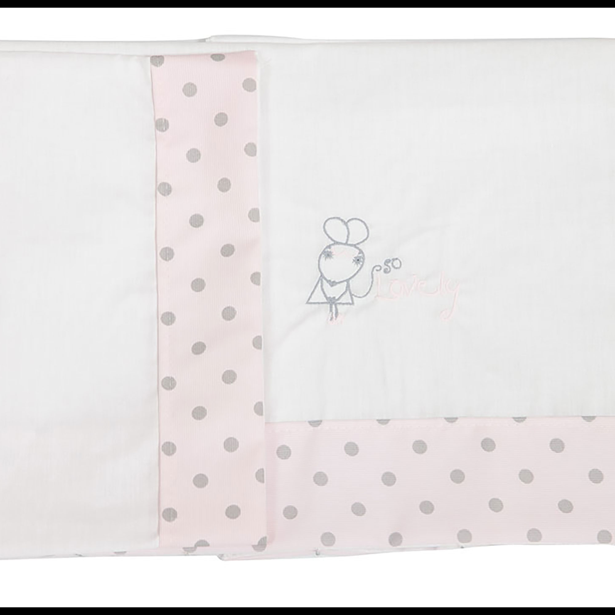 Ropa de cama para cuna de bebé con tela blanca, un borde rosa con lunares grises y un diseño bordado.