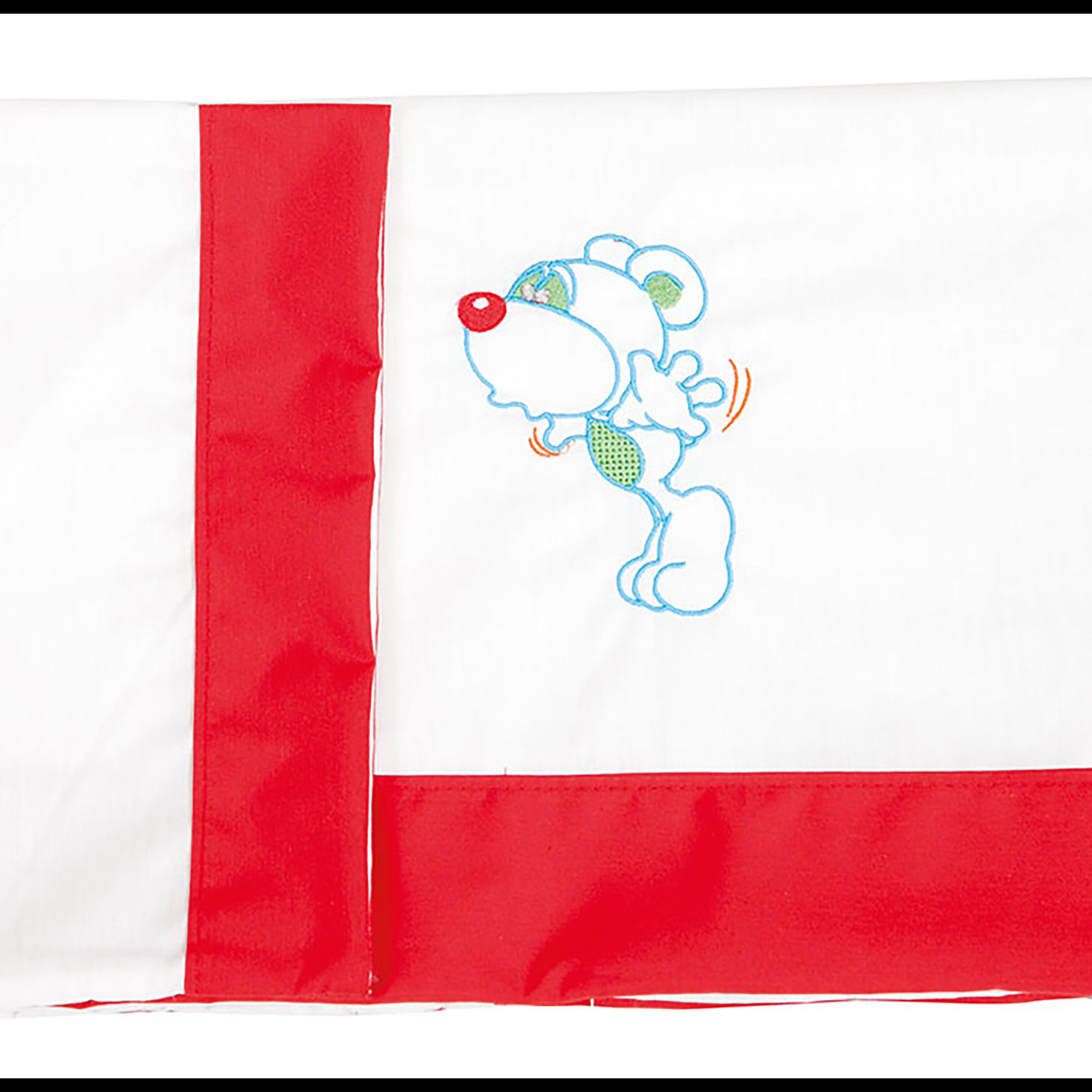 Manta de bebé blanca con borde rojo. Oso de dibujos animados bordado con contorno azul. Fondo blanco.