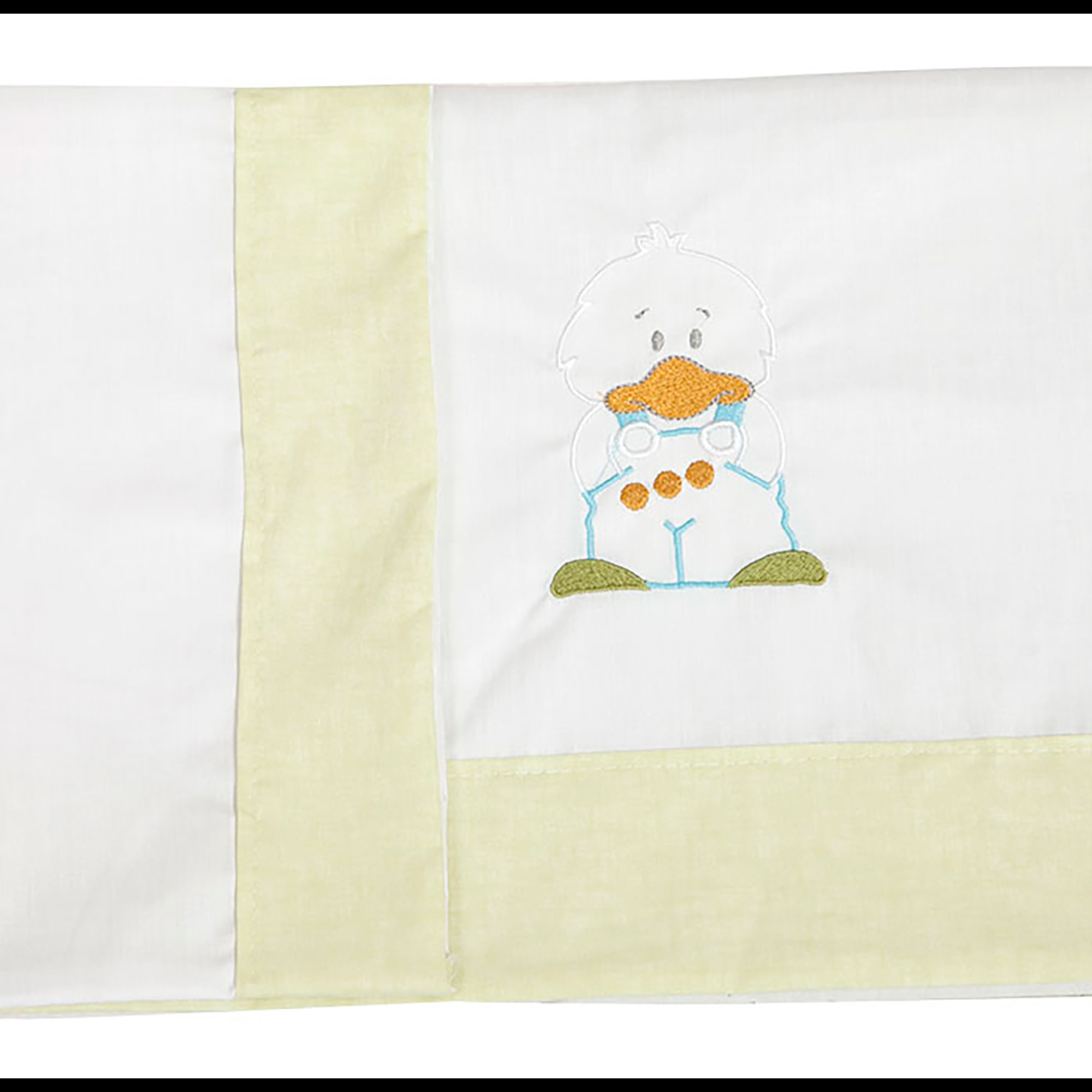 Ropa de cama para bebé blanca con bordado de pato y borde amarillo. Fondo blanco.