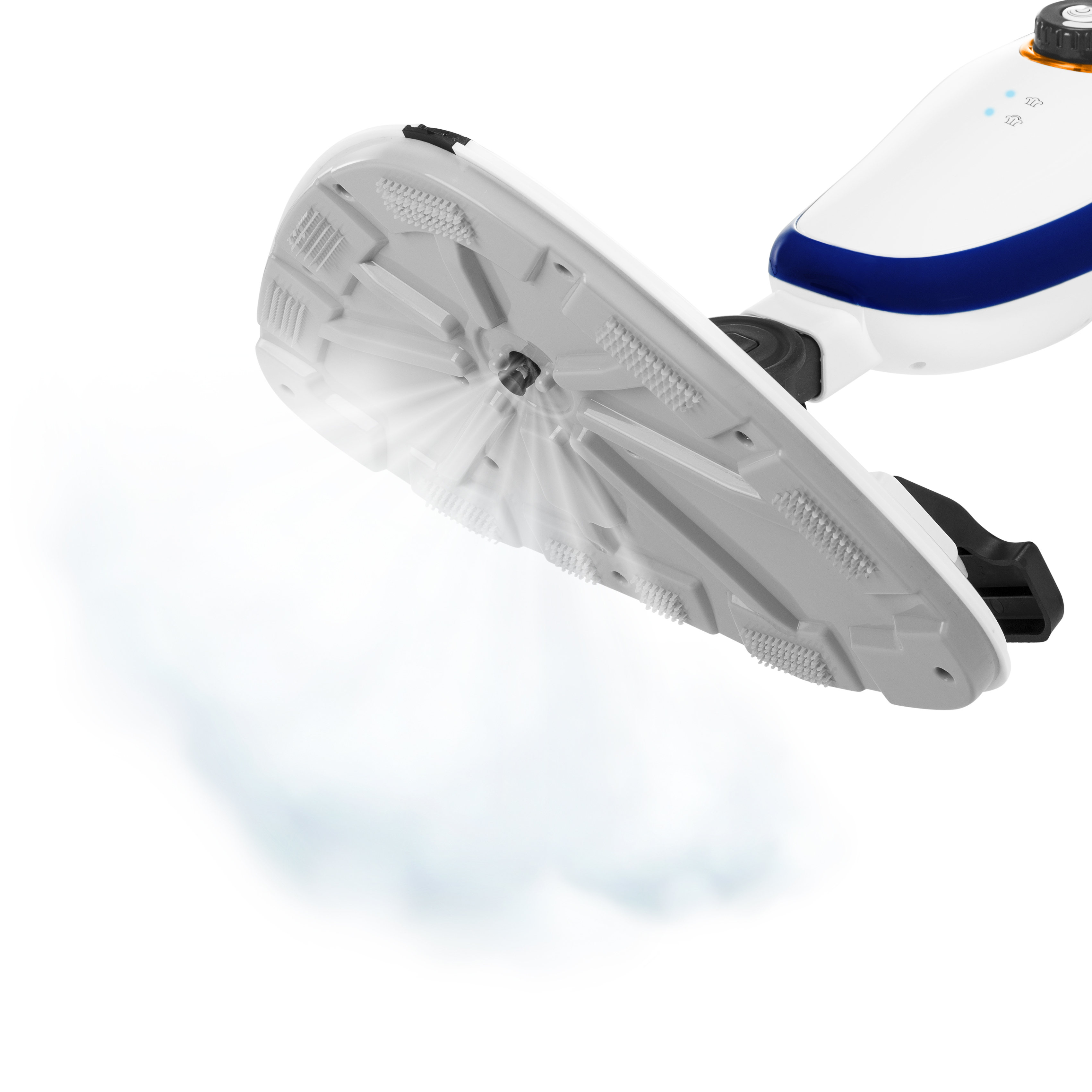 Biały i niebieski mop parowy z wydobywającą się parą. Białe tło.