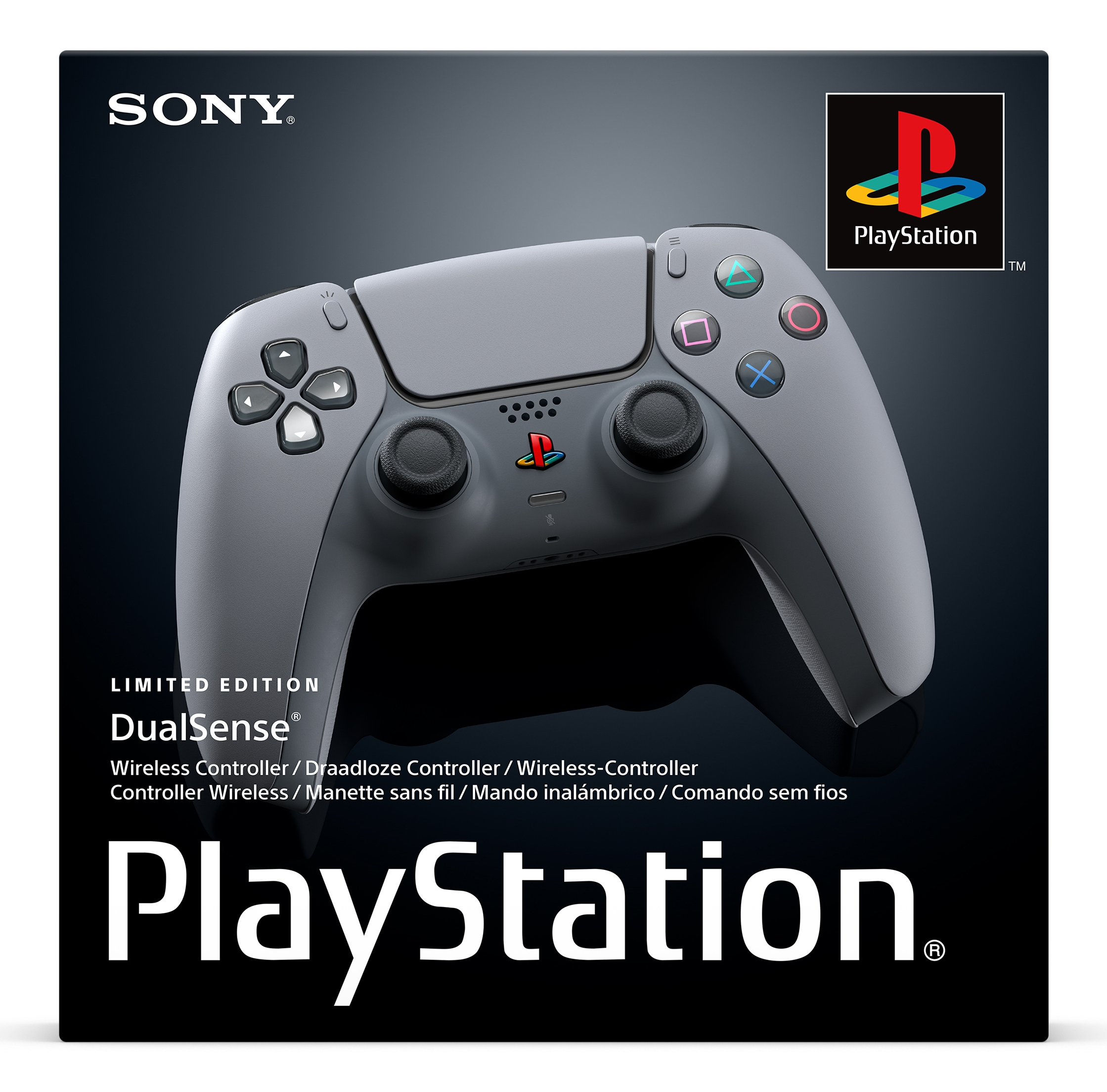Controller DualSense PlayStation grigio. Logo PlayStation bianco in alto a sinistra, con sfondo nero.