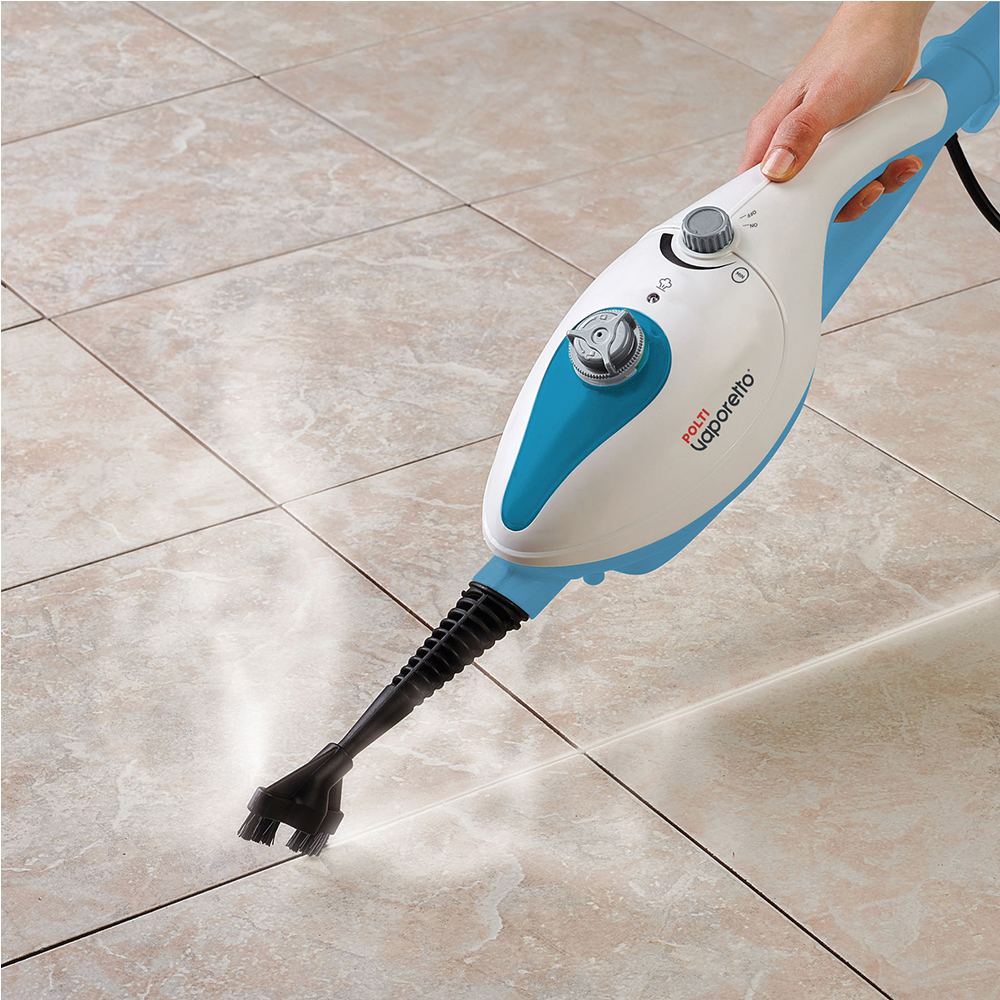 Biało-niebieski odkurzacz parowy czyści kafelki.