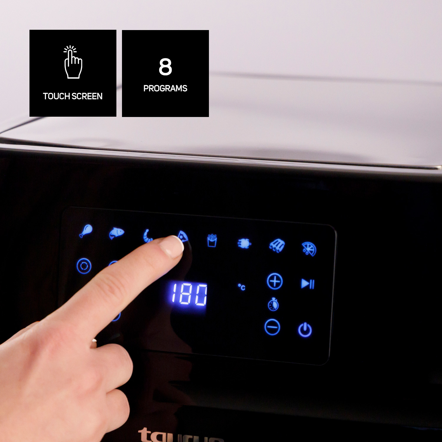 Czarna frytownica beztłuszczowa z wyświetlaczem cyfrowym. Palec dotyka ikony frytek; tekst: 'Ekran dotykowy' i '8 programów'.