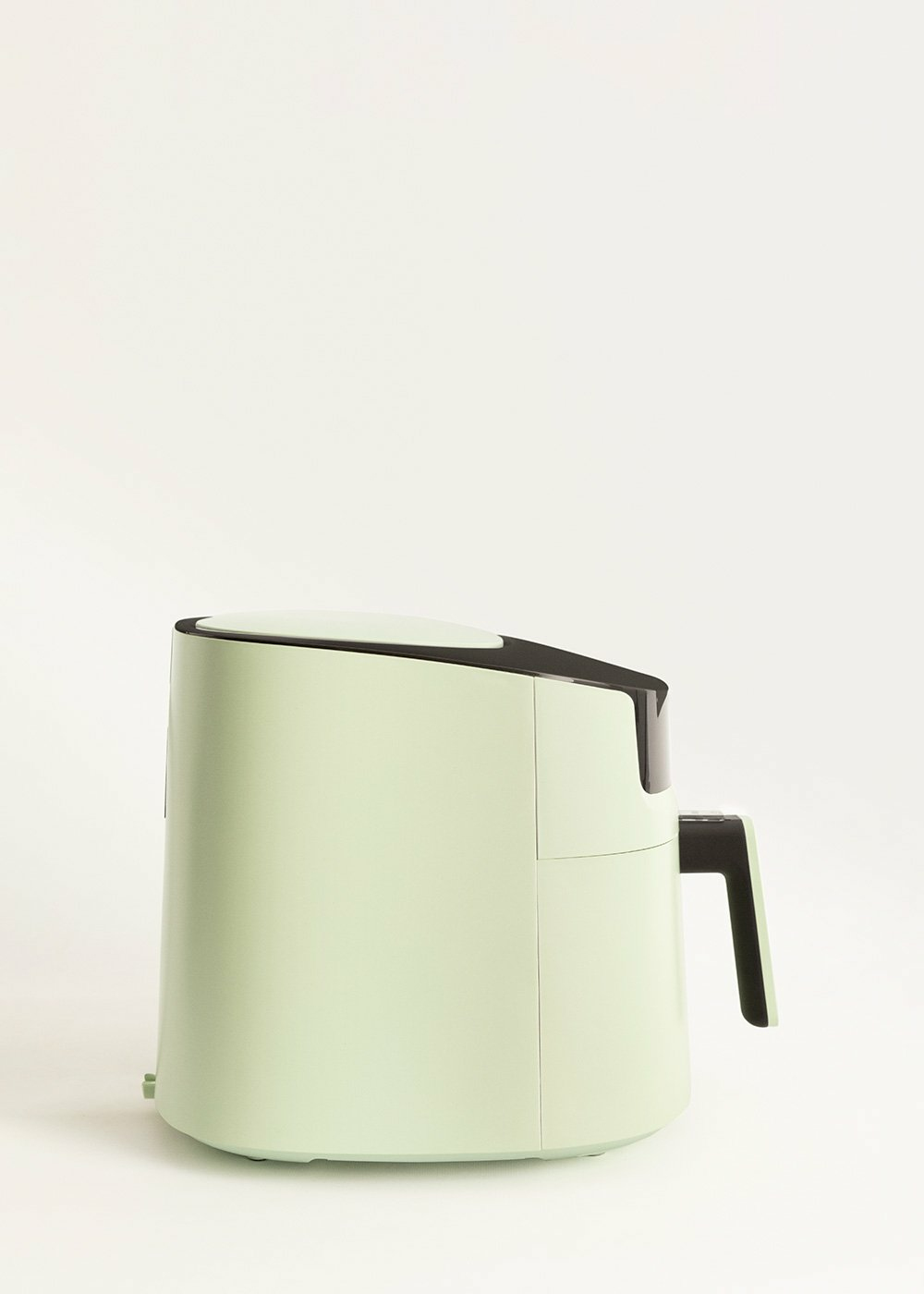 Miętowa frytkownica na białym tle, prosty design.