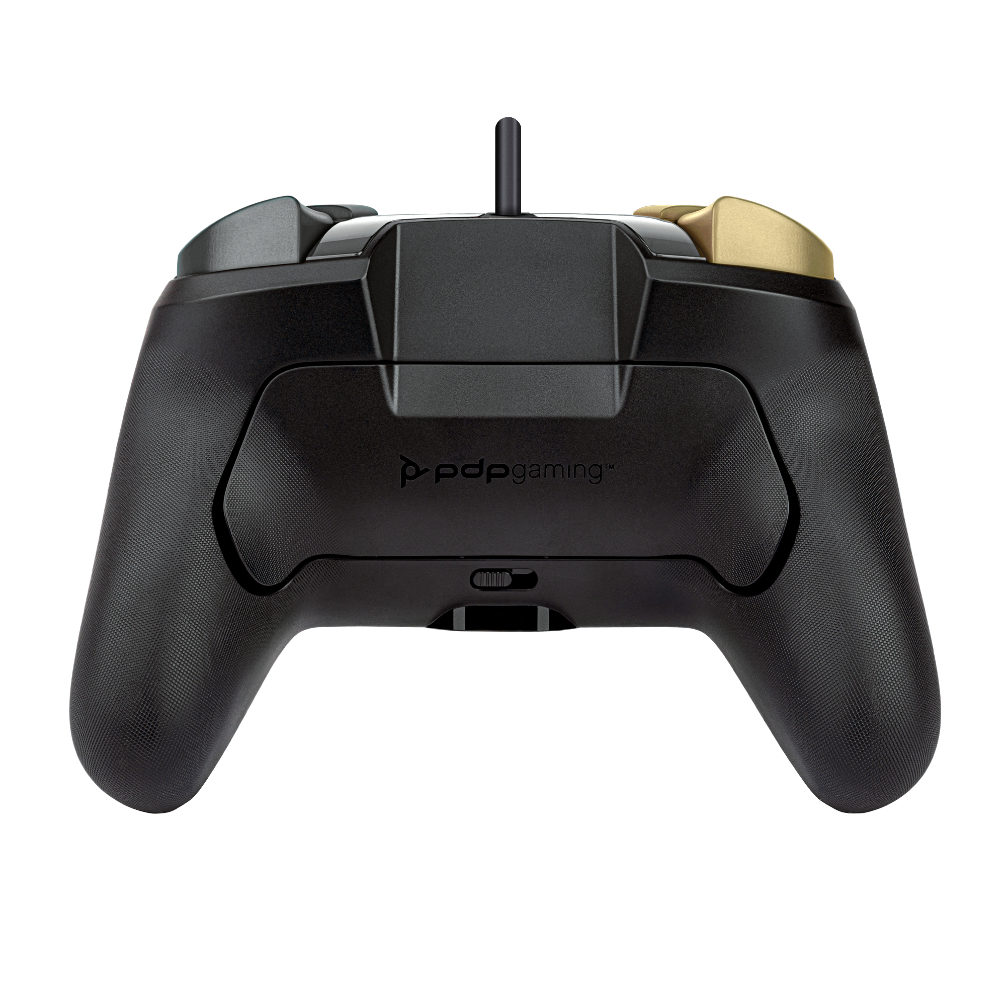 Tył czarnego kontrolera do gier PDP. Ma gniazdo i mały złoty akcent na uchwycie.