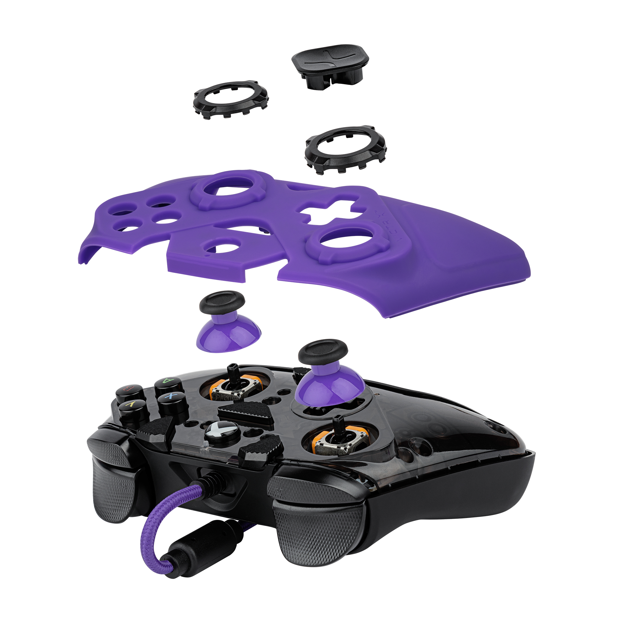 Controller di gioco smontato con frontalino viola e pulsanti, joystick e cavo neri.