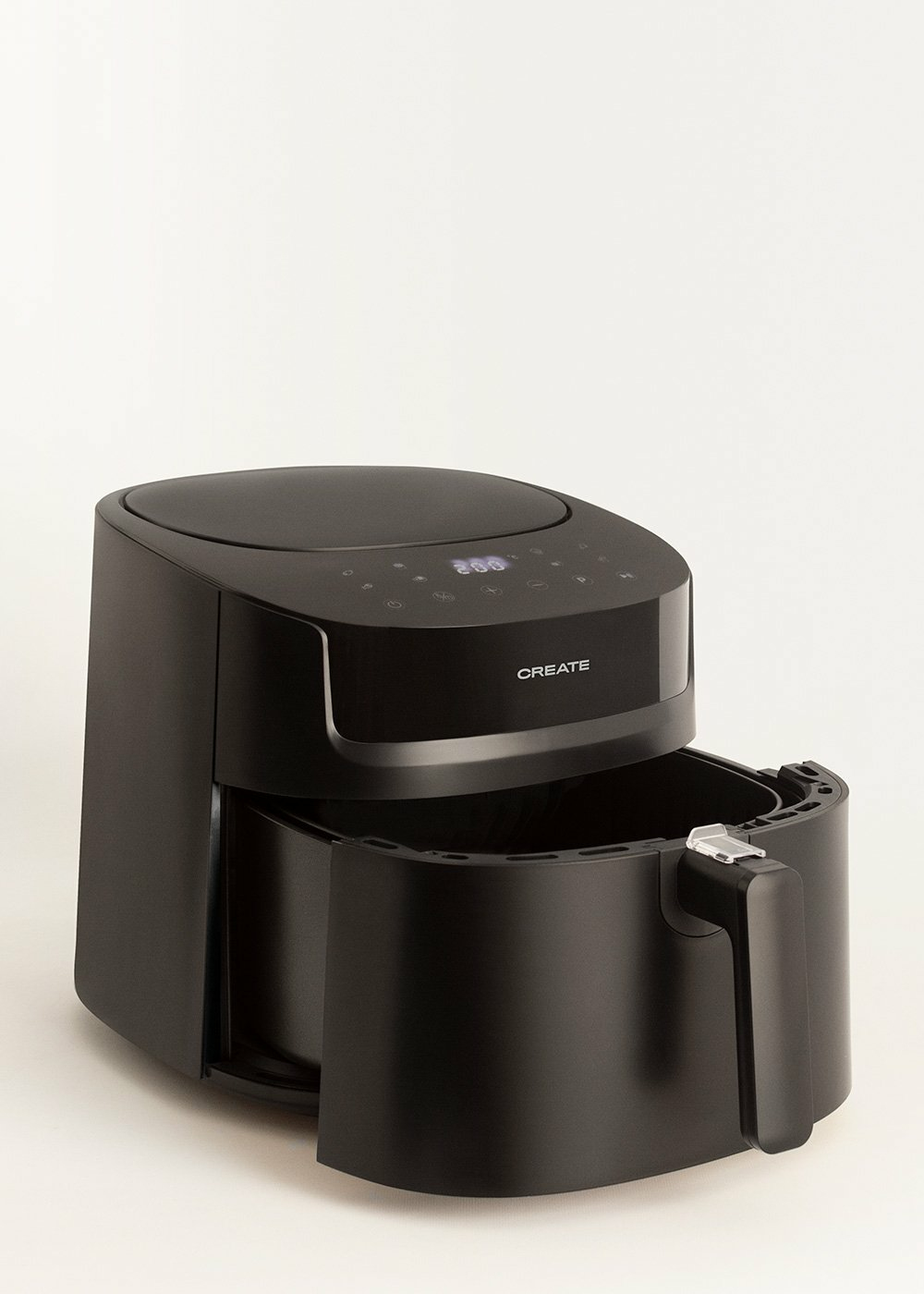 Czarna frytkownica powietrzna z otwartym koszem. Wyświetlacz cyfrowy z numerami. Białe tło.