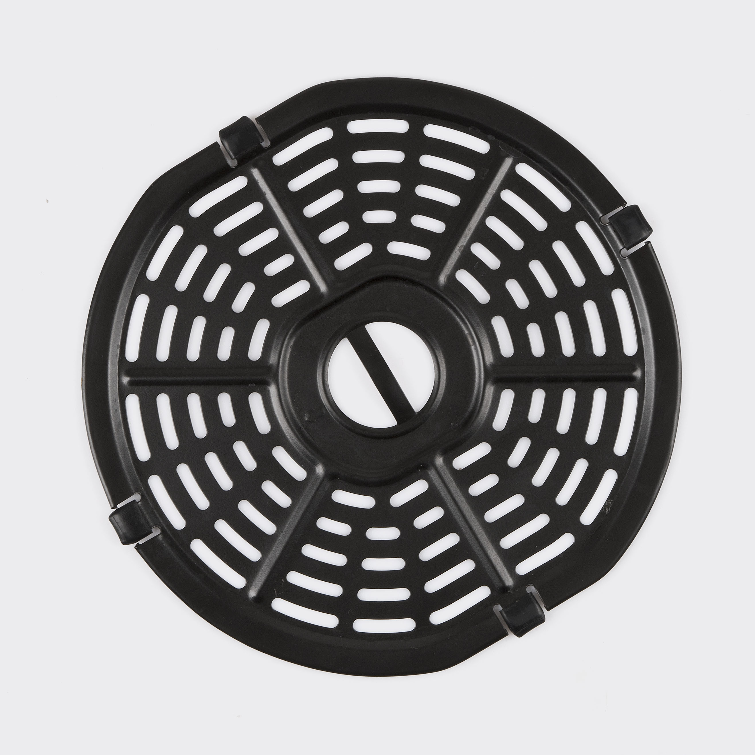 Czarny, okrągły dodatek do frytkownicy beztłuszczowej z wieloma otworami i centralnym wspornikiem.