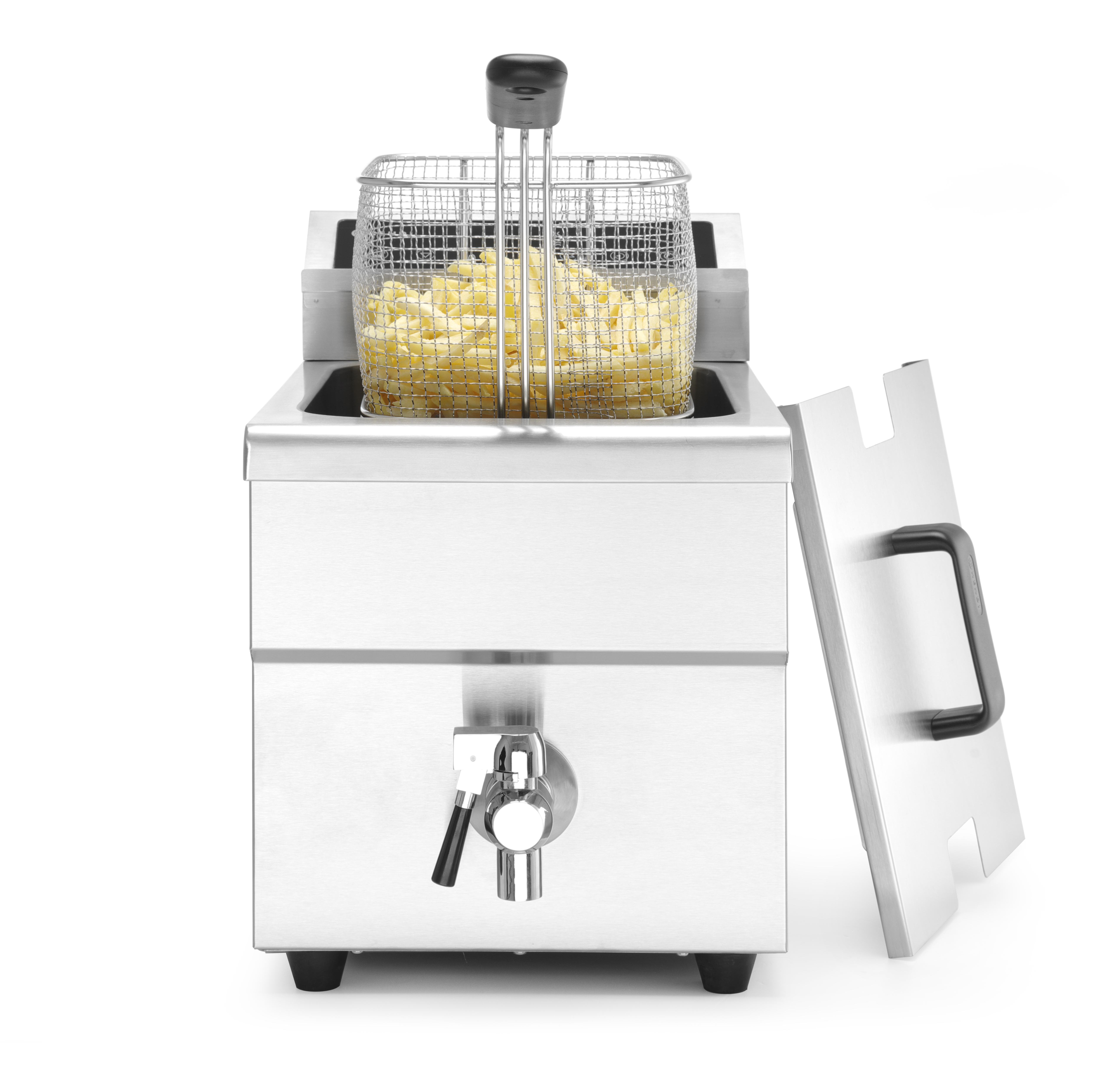 Eine Edelstahl-Fritteuse mit einem Korb voller Pommes Frites. Der Deckel ist geöffnet.