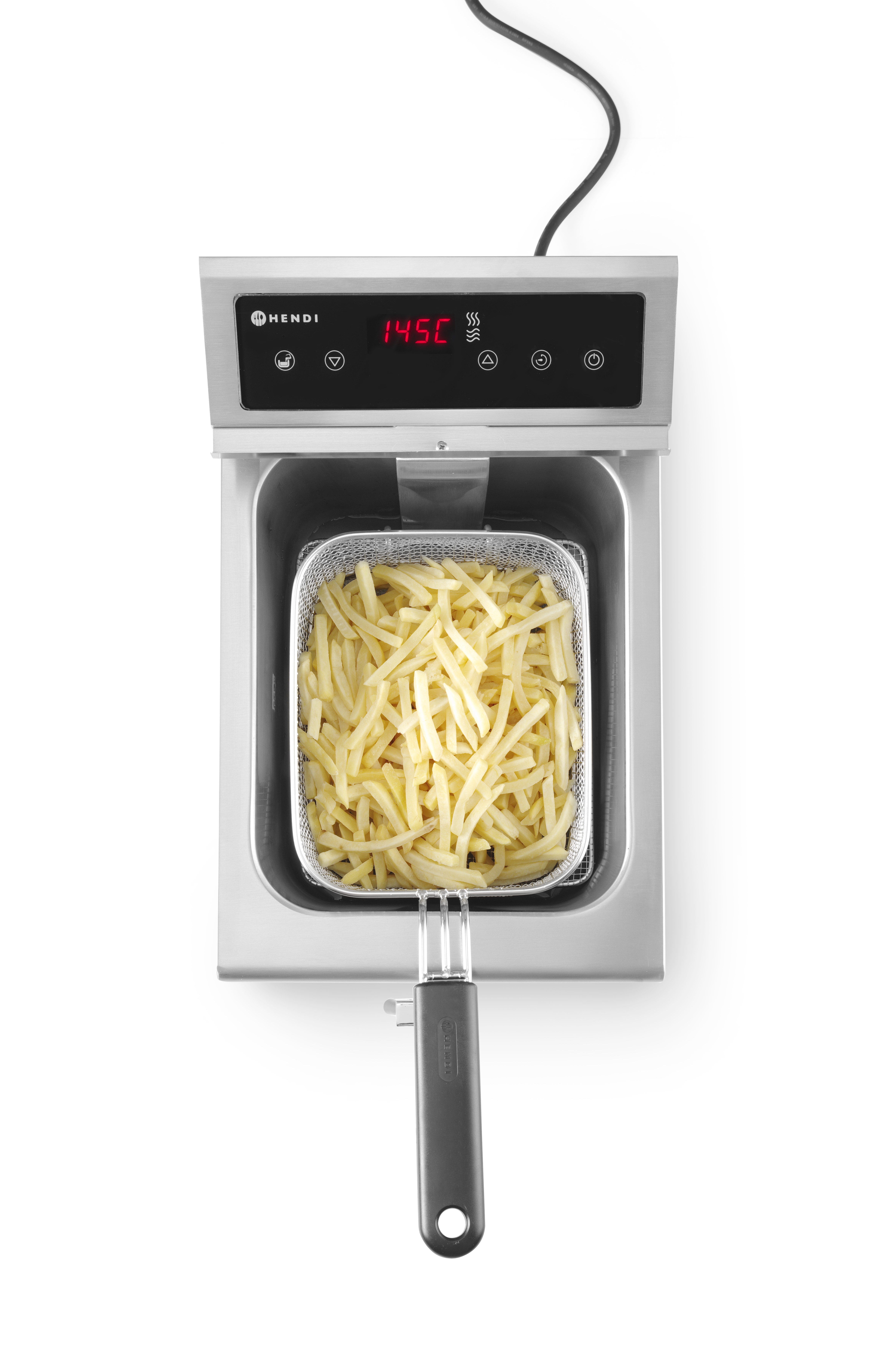 Draufsicht auf eine Friteuse mit Pommes im Korb.