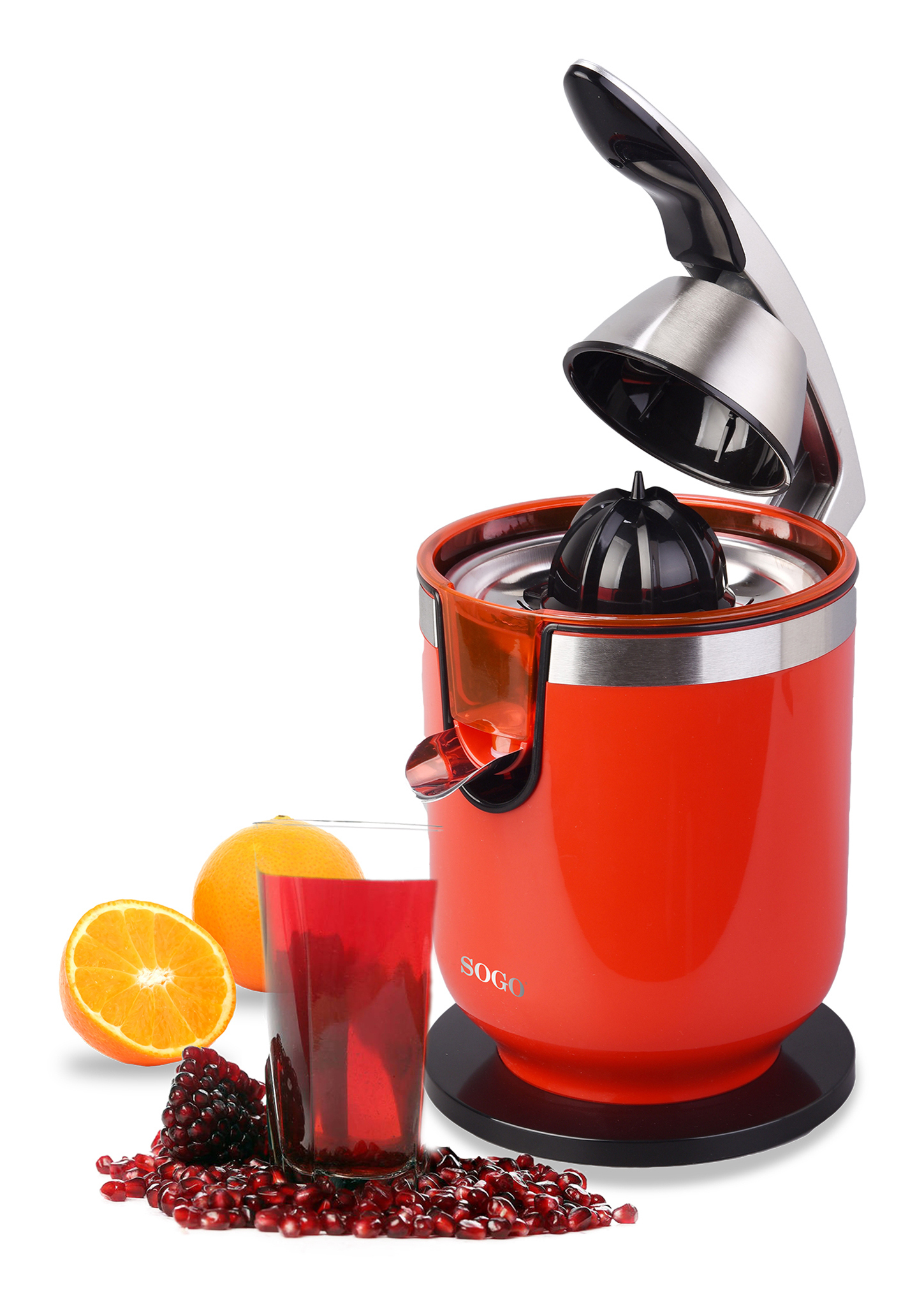 Extractor de jugo rojo con una naranja, una granada y un vaso de jugo al lado.