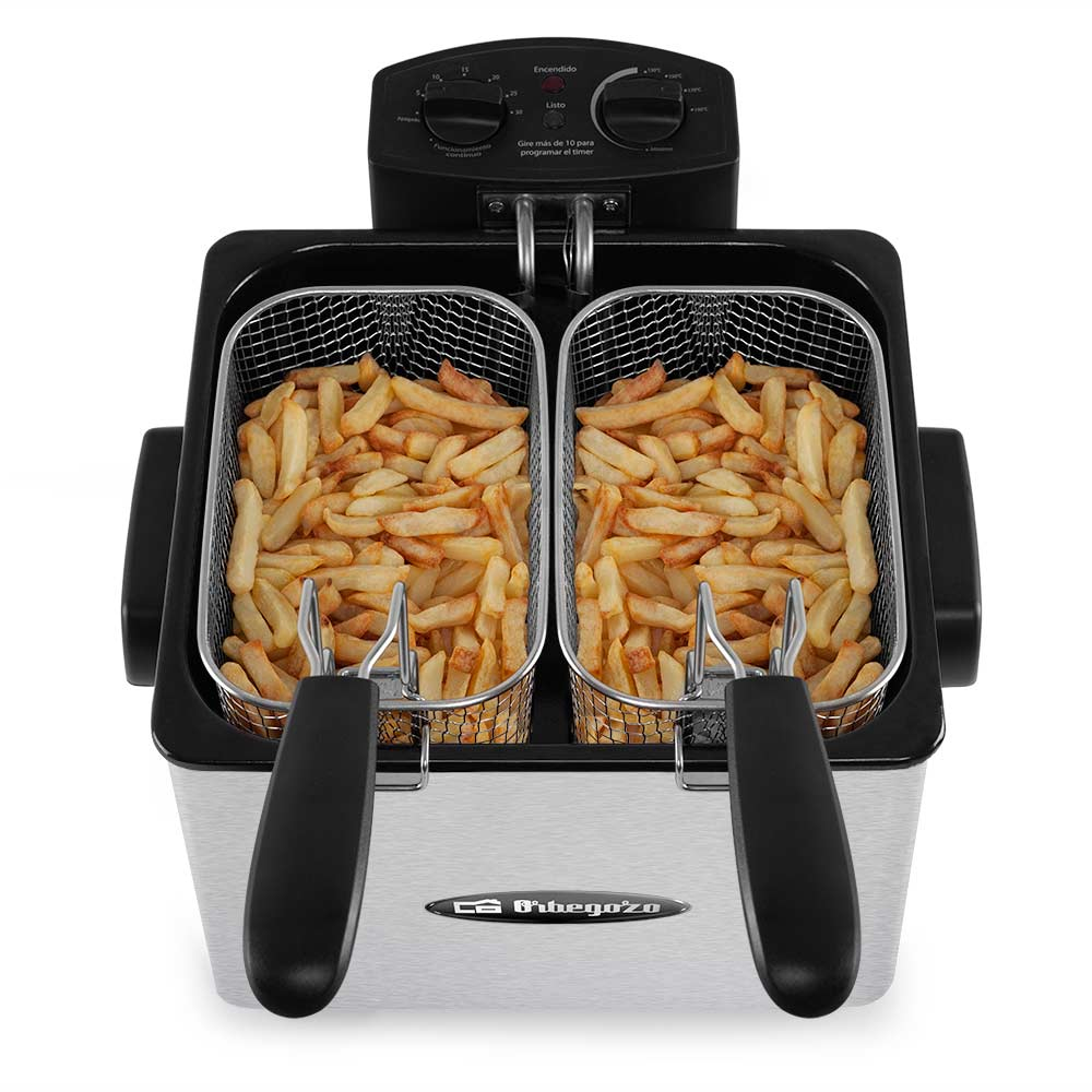Freidora con dos cestas llenas de patatas fritas, aislada sobre fondo blanco.