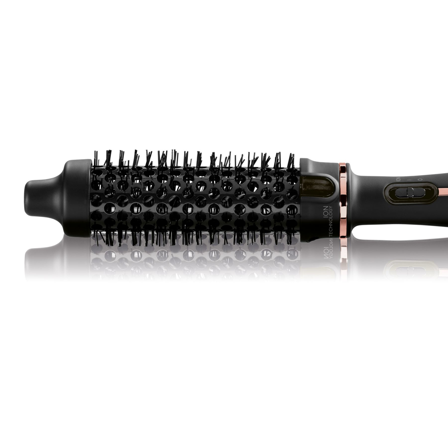 Cepillo negro para peinar el cabello con cerdas negras. El cepillo está sobre una superficie blanca.