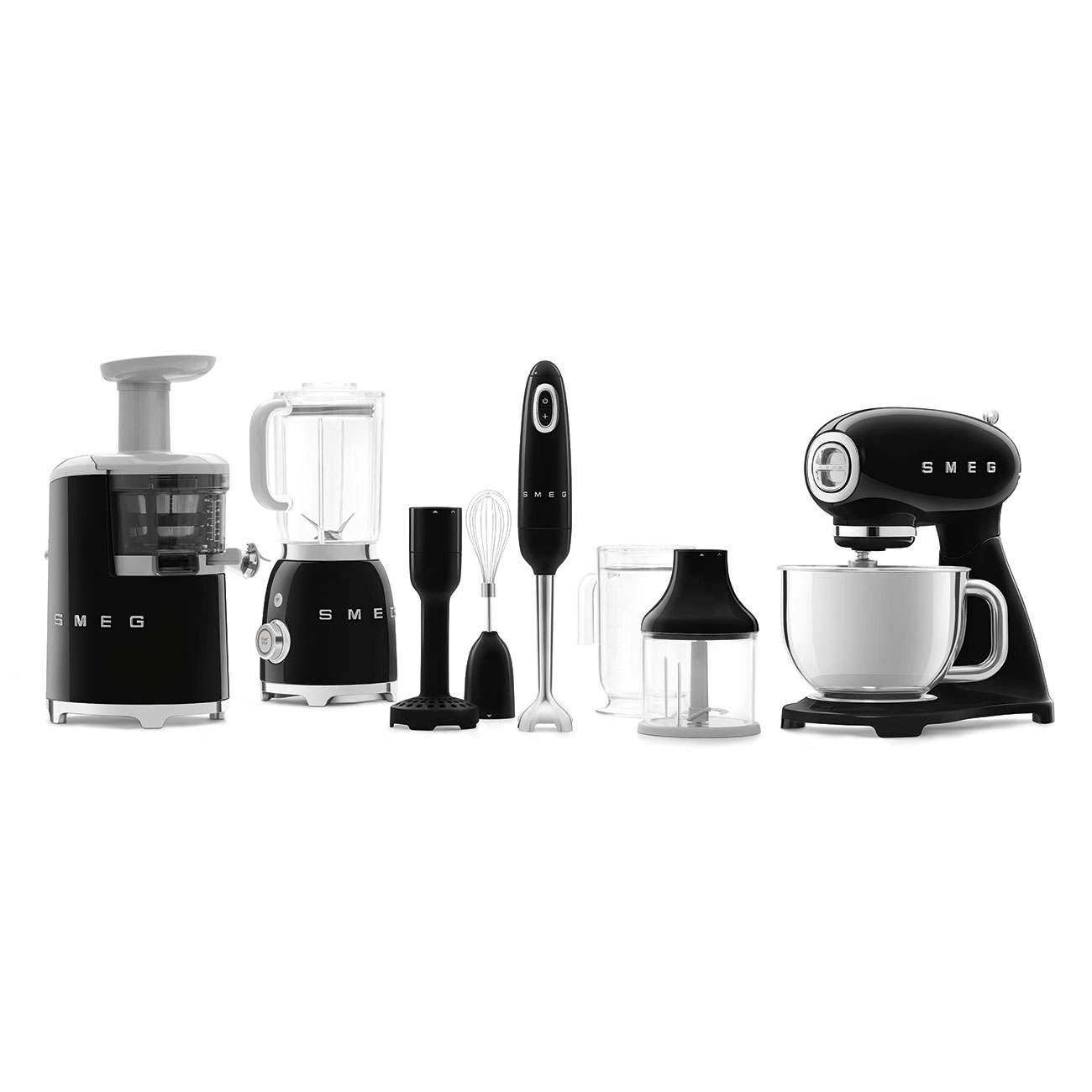 Una colección de electrodomésticos de cocina SMEG negros, que incluyen una exprimidora, una licuadora y una batidora.