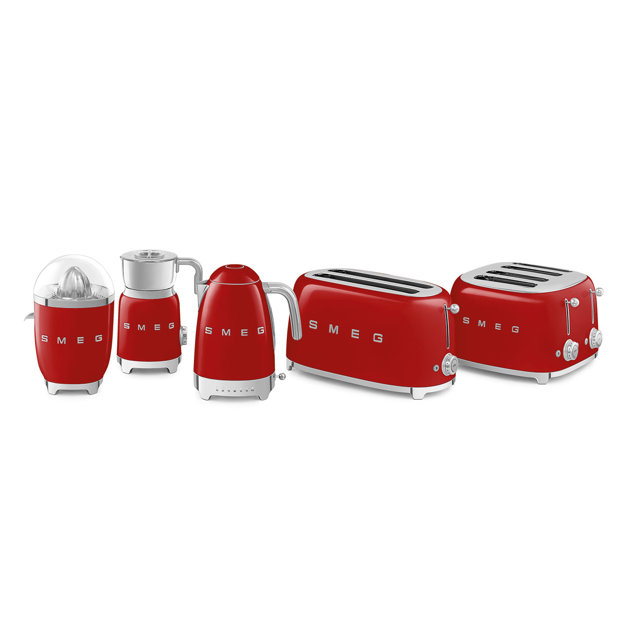 Rote SMEG Küchengeräte: Entsafter, Mahlwerk, Wasserkocher und zwei Toaster. Weißer Hintergrund.