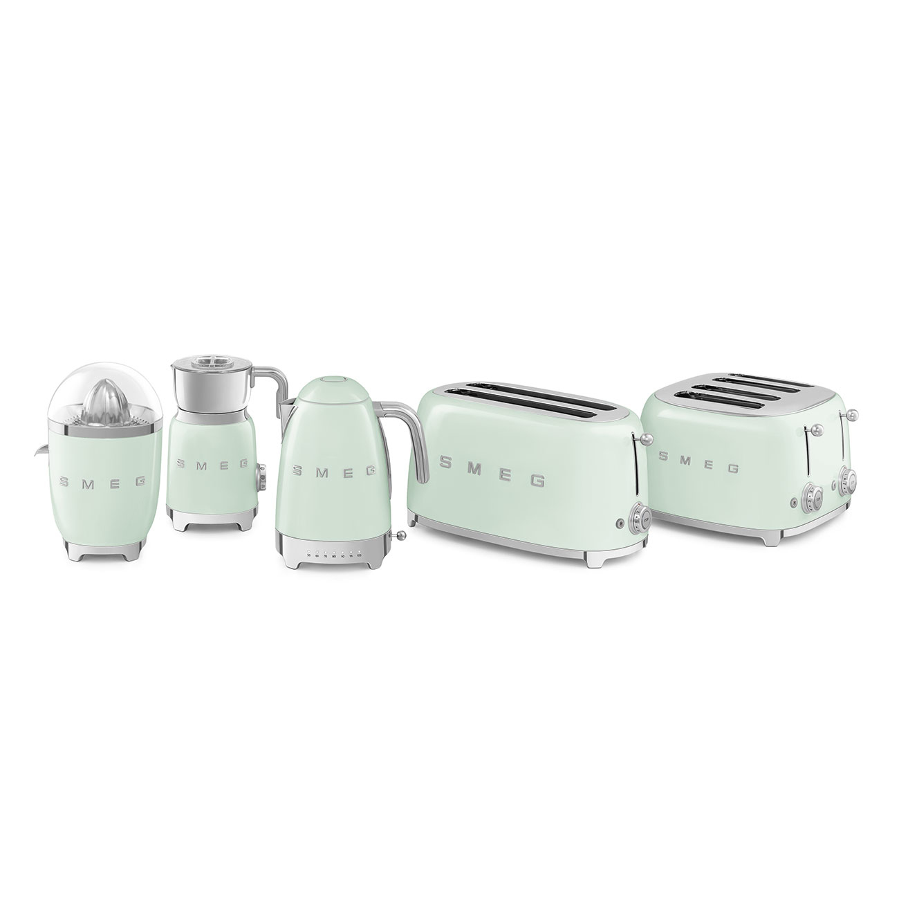 Un assortimento di elettrodomestici da cucina verde menta: spremiagrumi, macinacaffè, bollitore.
