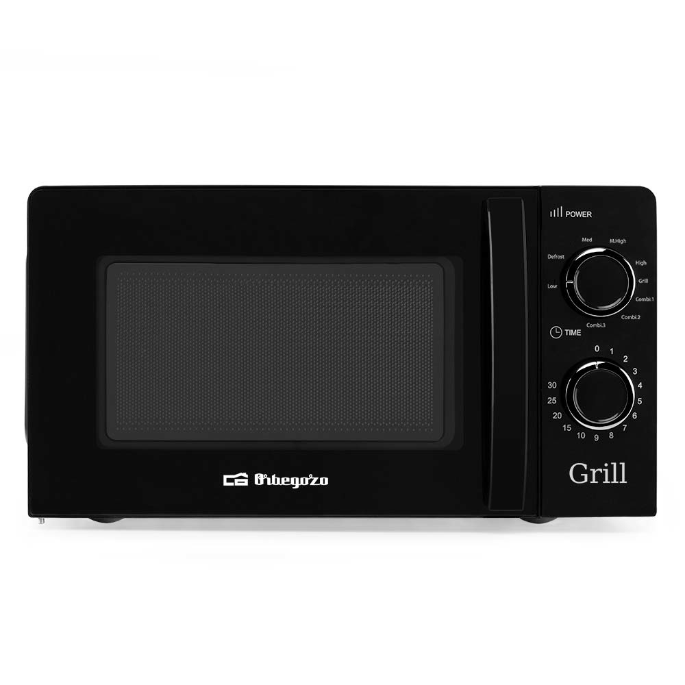 Czarny piekarnik mikrofalowy z pokrętłami i opcją grilla. Piekarnik stoi na białym tle.