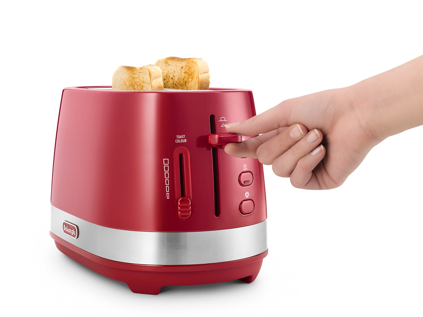 Roter Toaster auf Holztisch mit Beeren, Notizbuch und Getränk mit Strohhalm.