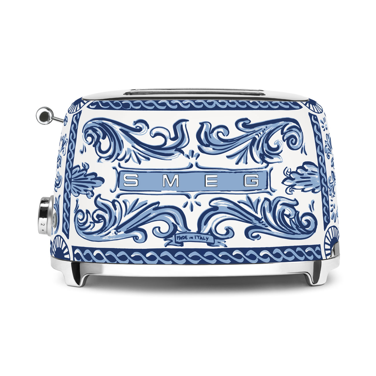 Ein weißer und blauer Smeg Toaster mit kunstvollen Blumendesigns.