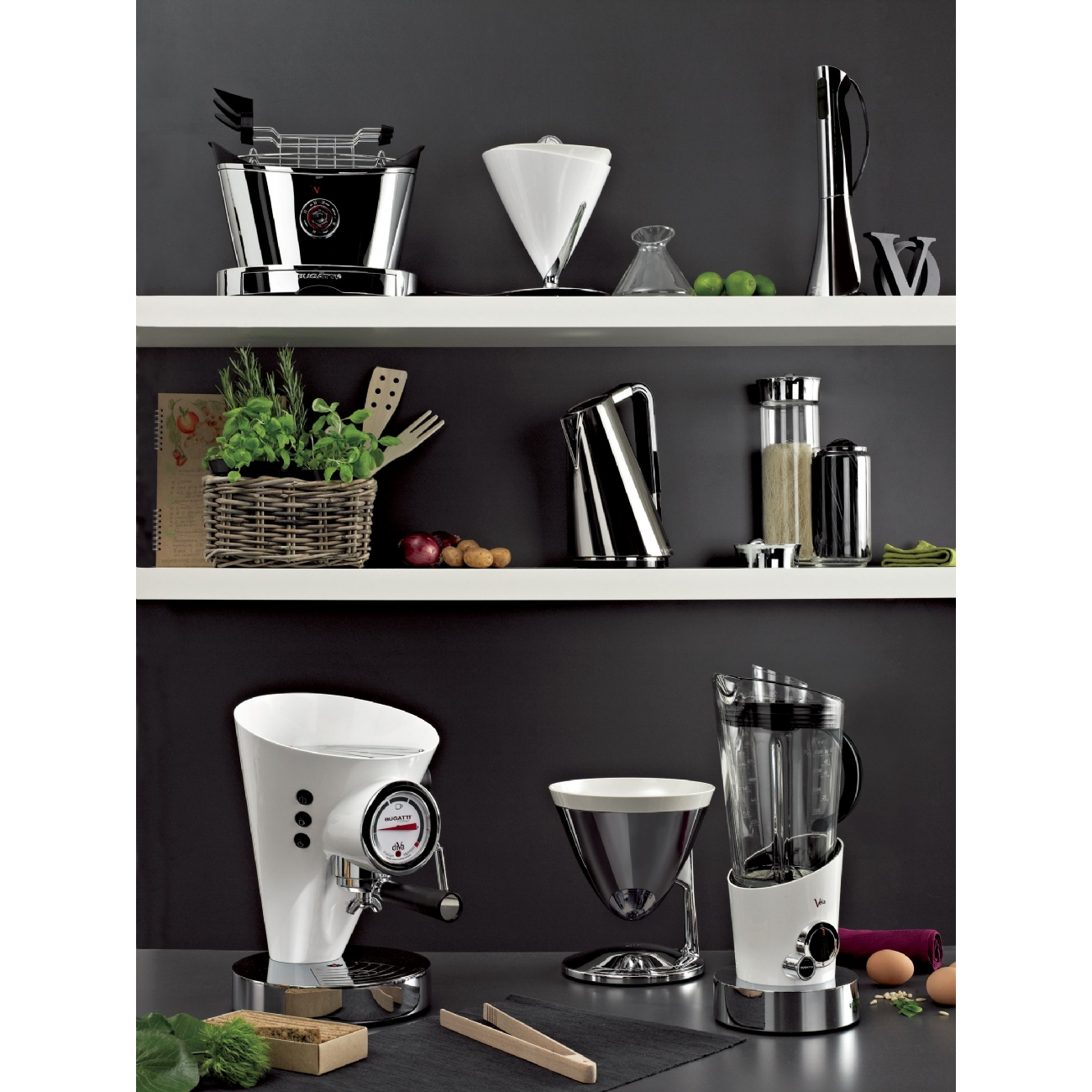 Elettrodomestici da cucina su scaffali: tostapane, macchina da caffè, frullatore e altro, su sfondo scuro.