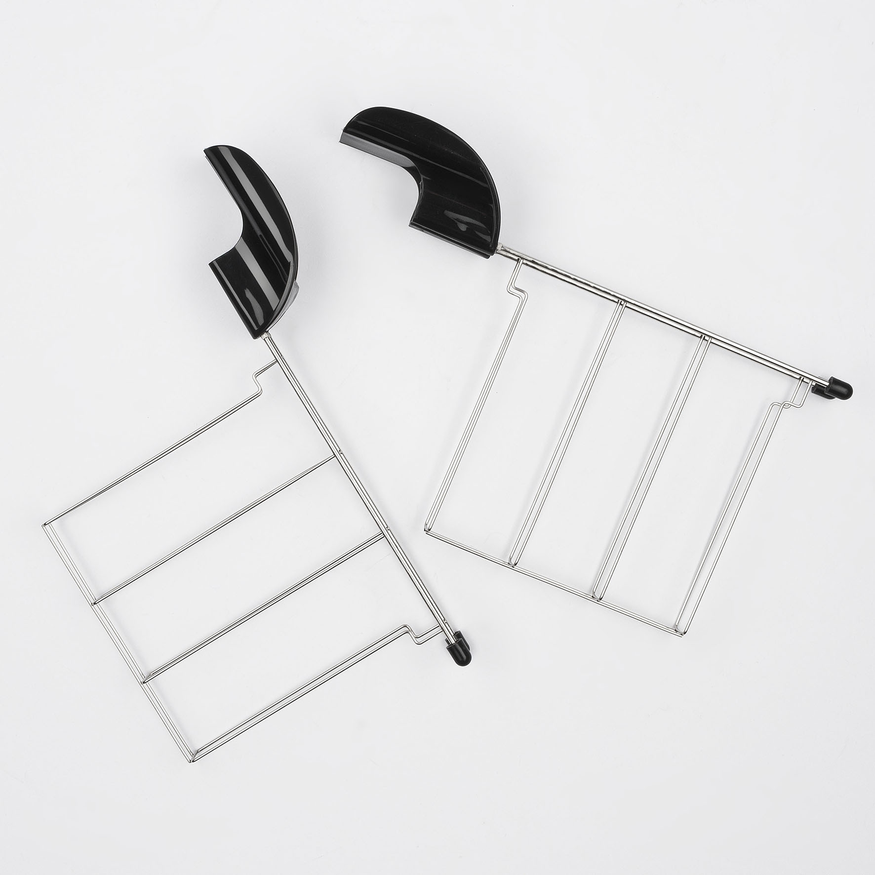 Zwei silberne Toasterroste auf weißer Oberfläche, Fokus auf Drahtrahmen-Design.