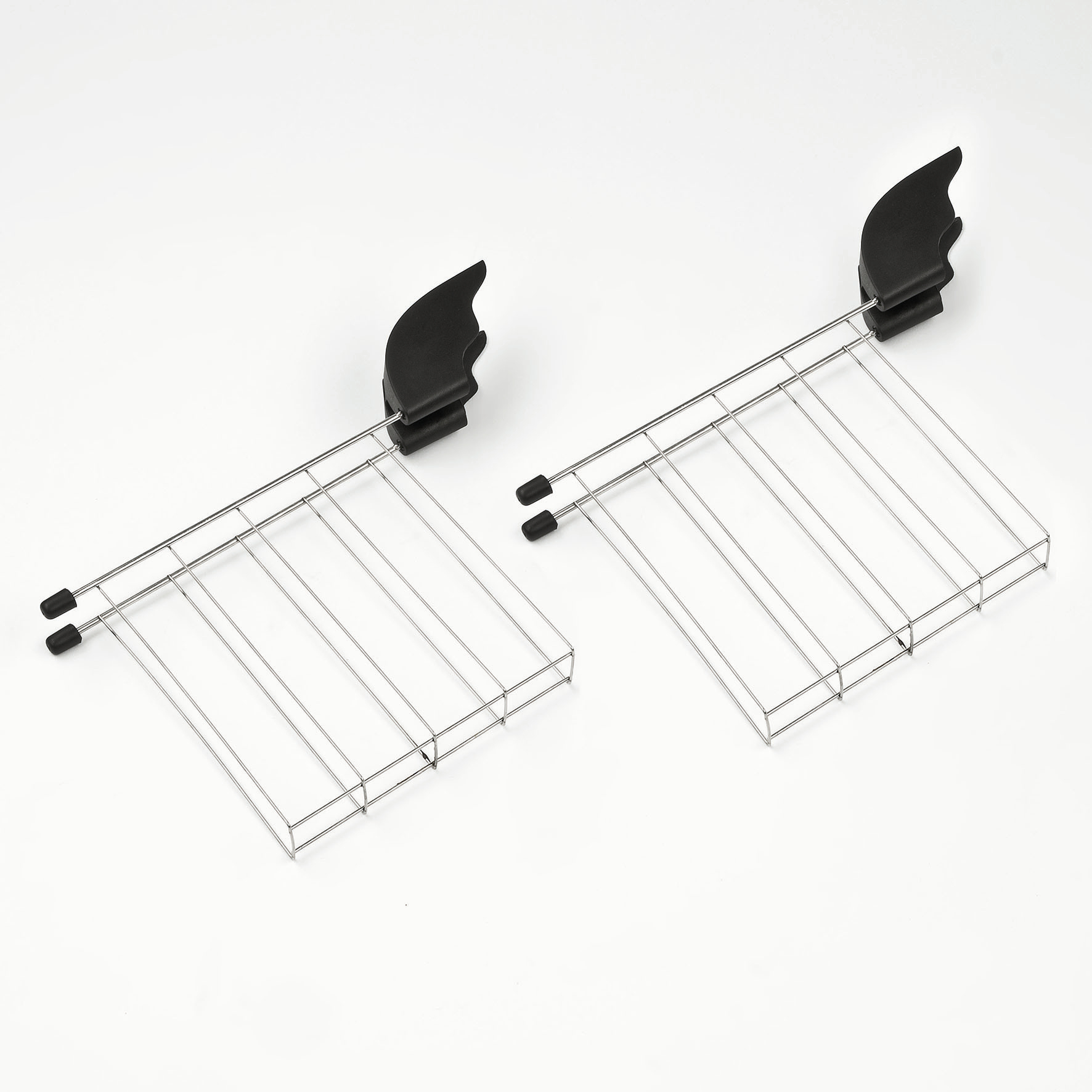 Dwa chromowane ruszty do piekarnika z czarnymi uchwytami na białym tle, widok pod kątem.