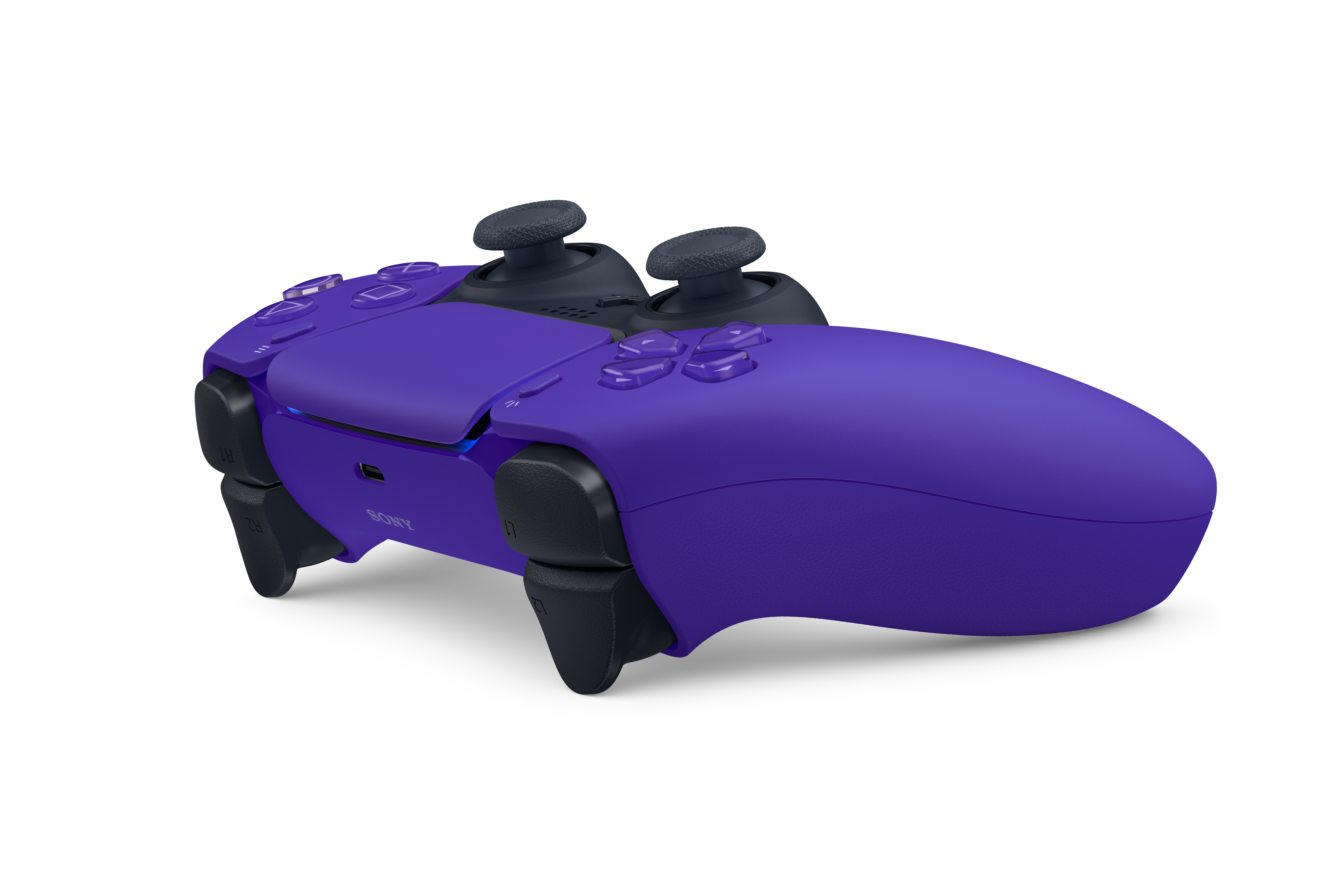 Beyaz zemin üzerinde mor bir PlayStation 5 denetleyicisi, açılı görünüm.