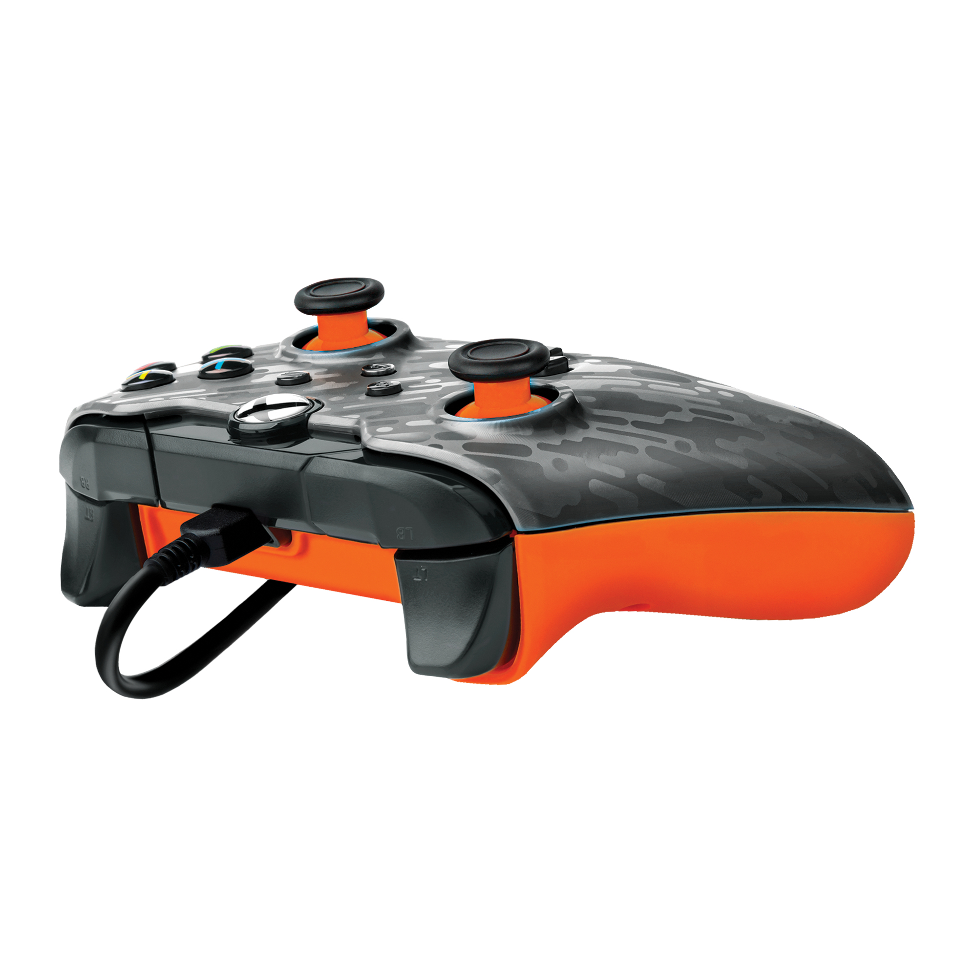 Controlador de juego con diseño de camuflaje negro y gris y detalles en naranja, conectado a un cable USB.