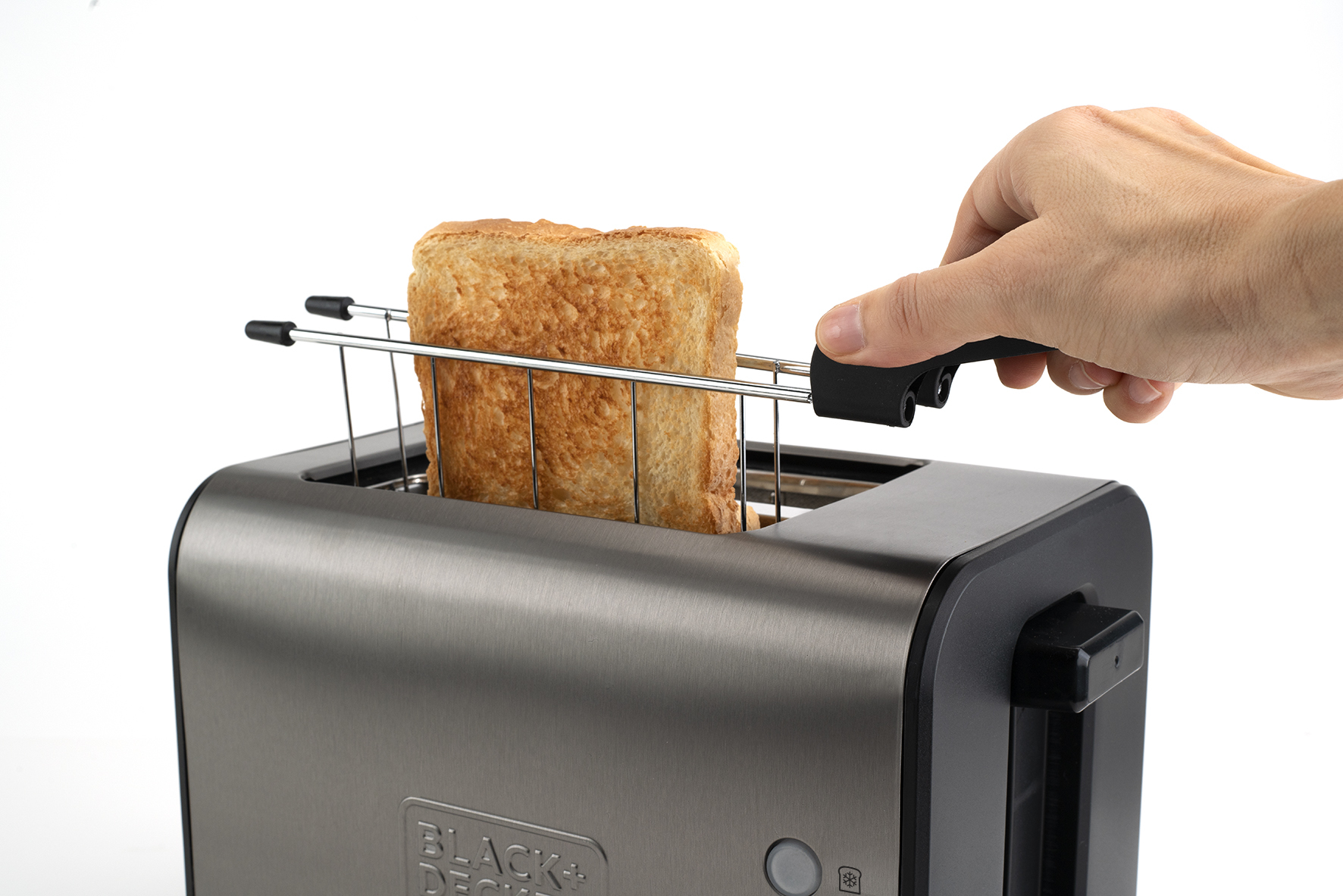 Mano che usa un tostapane per rimuovere una fetta di pane tostato.