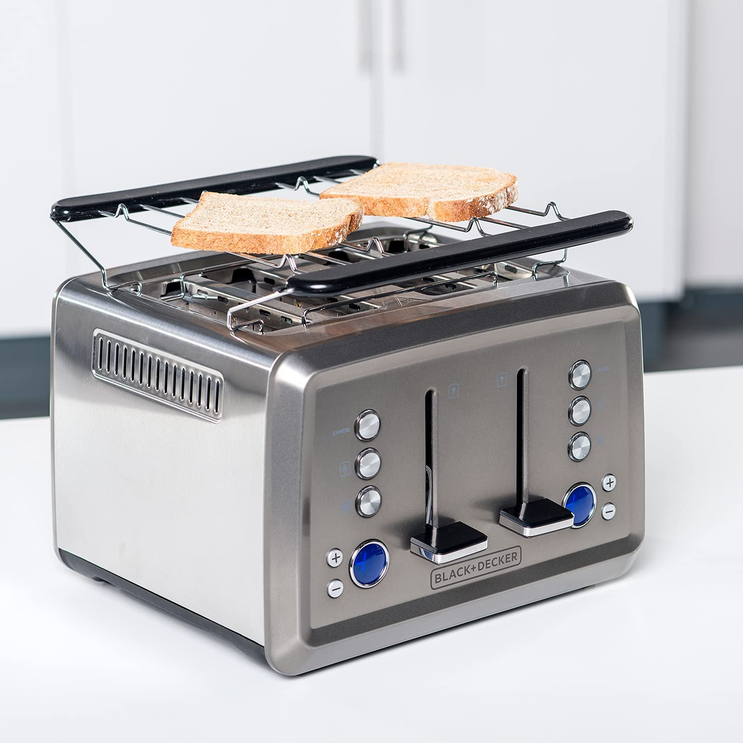 Silber-schwarzer Toaster mit zwei Brotscheiben. Knöpfe und ein Rost oben.