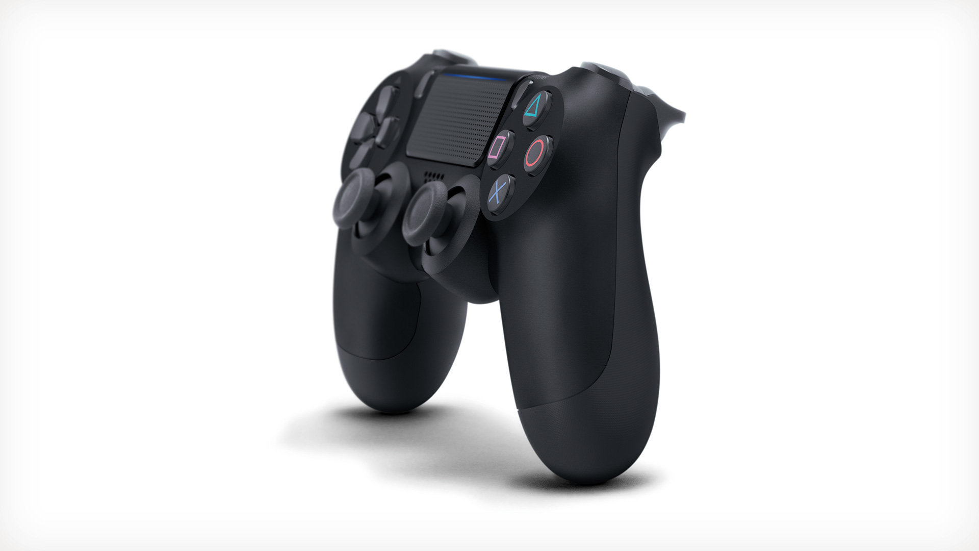 Schwarzer PS4-Controller. Tasten und Joysticks sichtbar. Weißer Hintergrund. Winkelaufnahme.