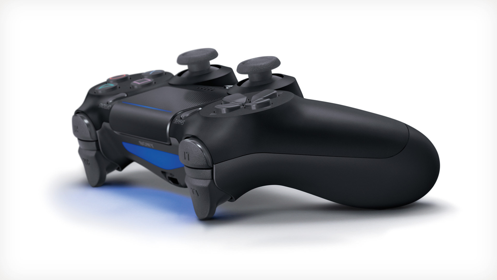 Schwarzer PlayStation 4 Controller. Zwei Analog-Sticks, Knöpfe und Trigger. Winkelansicht auf weißem Hintergrund.