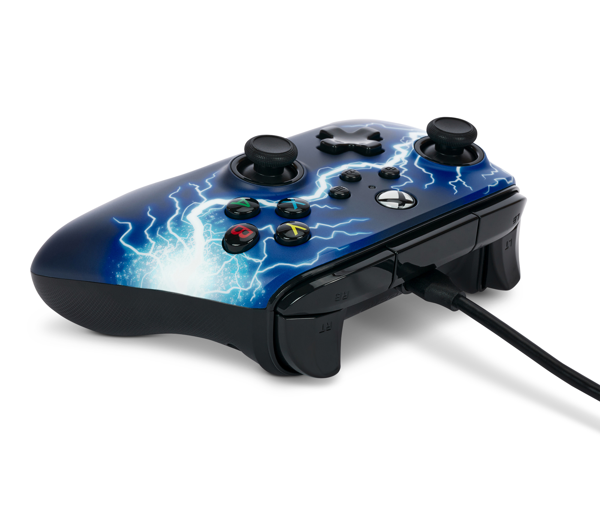 Ein blau-schwarzer Xbox-Controller mit Blitzdesign, verbunden mit einem schwarzen Ladekabel.