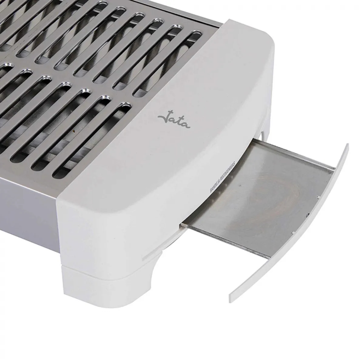 Ein weißer und Edelstahlgrill. Ein Tablett ist teilweise aus der Seite gezogen.