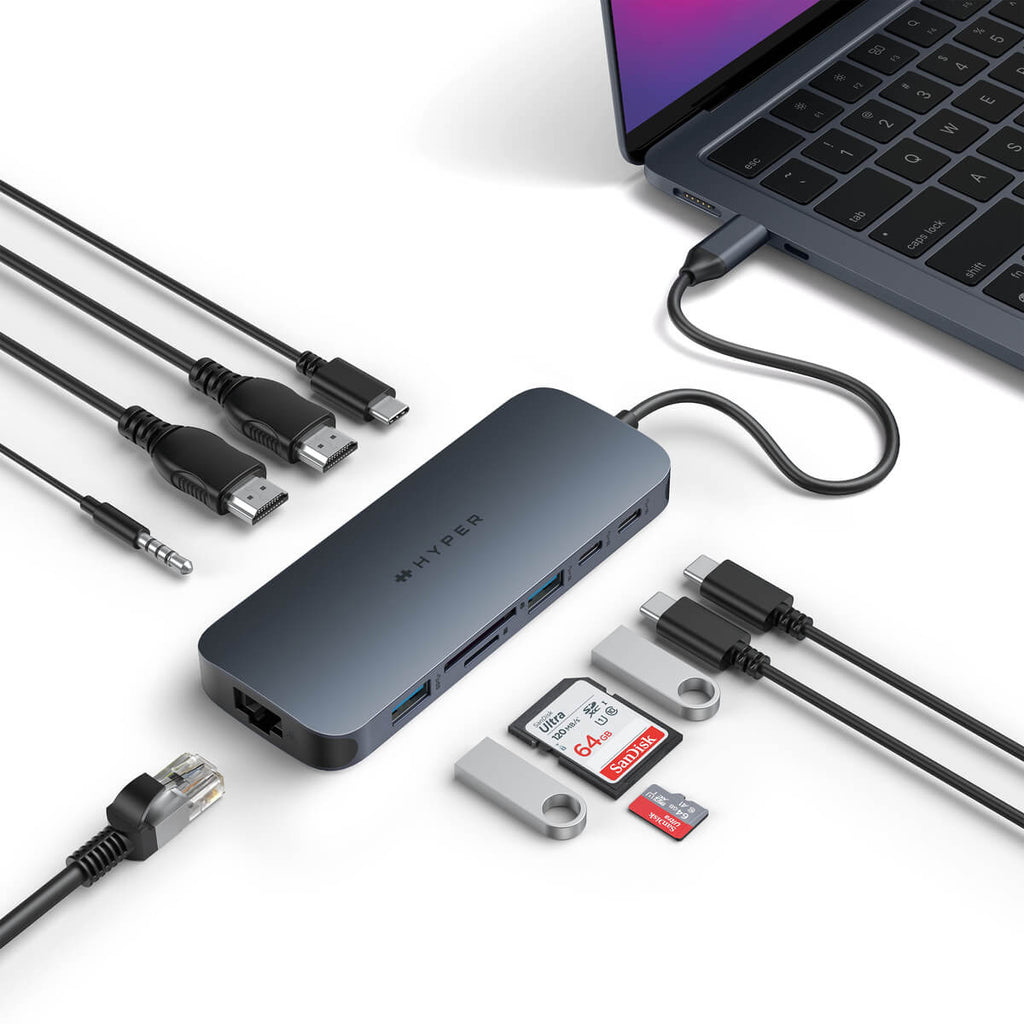 Laptop collegato a un hub con vari cavi, schede e unità.