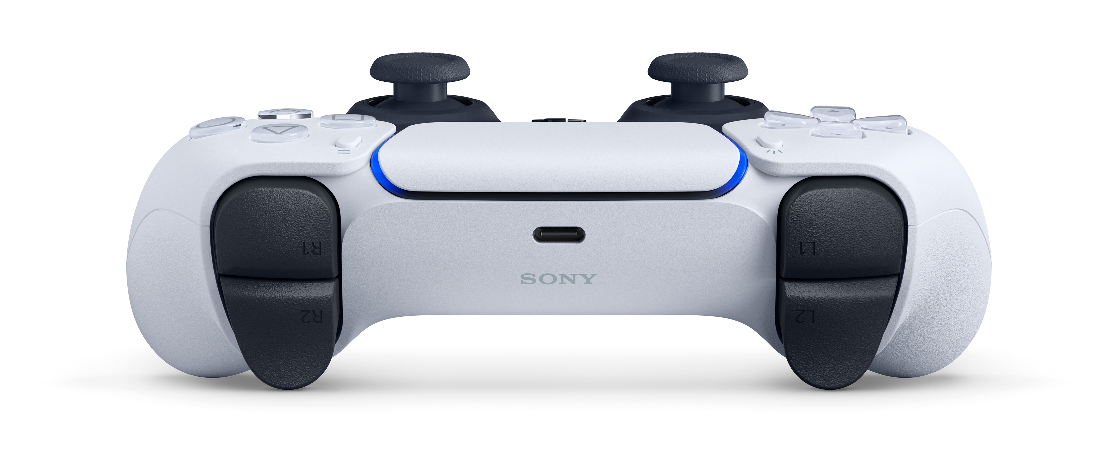 Beyaz bir Sony PlayStation 5 kontrolcüsü, beyaz arka planda mavi aydınlatmalı.