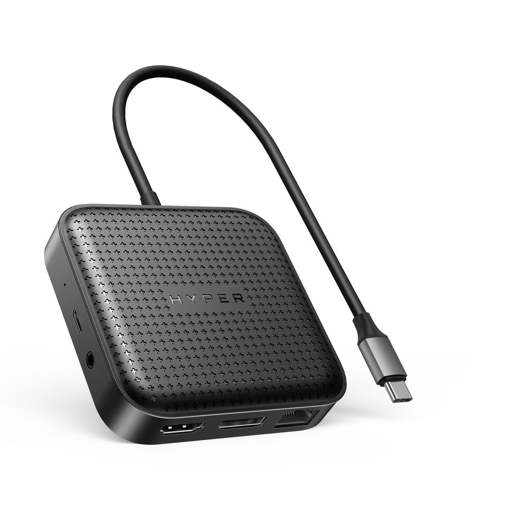 Zwarte, vierkante Hyper USB-hub met zwarte kabel en USB-C-connector. HDMI-poorten zichtbaar.