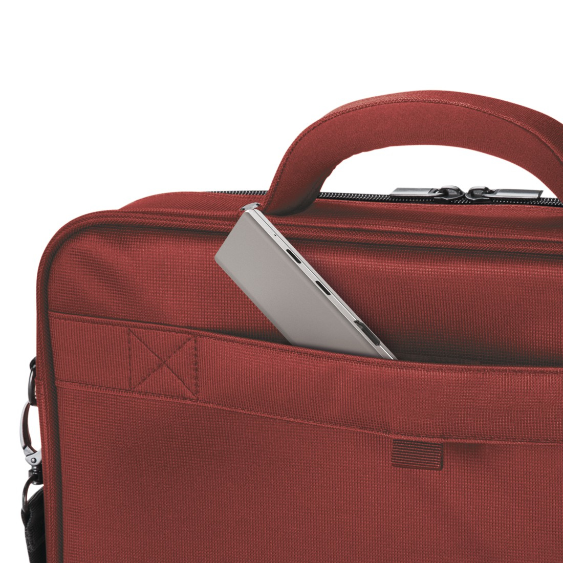 Rote Laptoptasche. Ein silbernes Telefon befindet sich in der Vordertasche und zeigt das Seitenprofil.