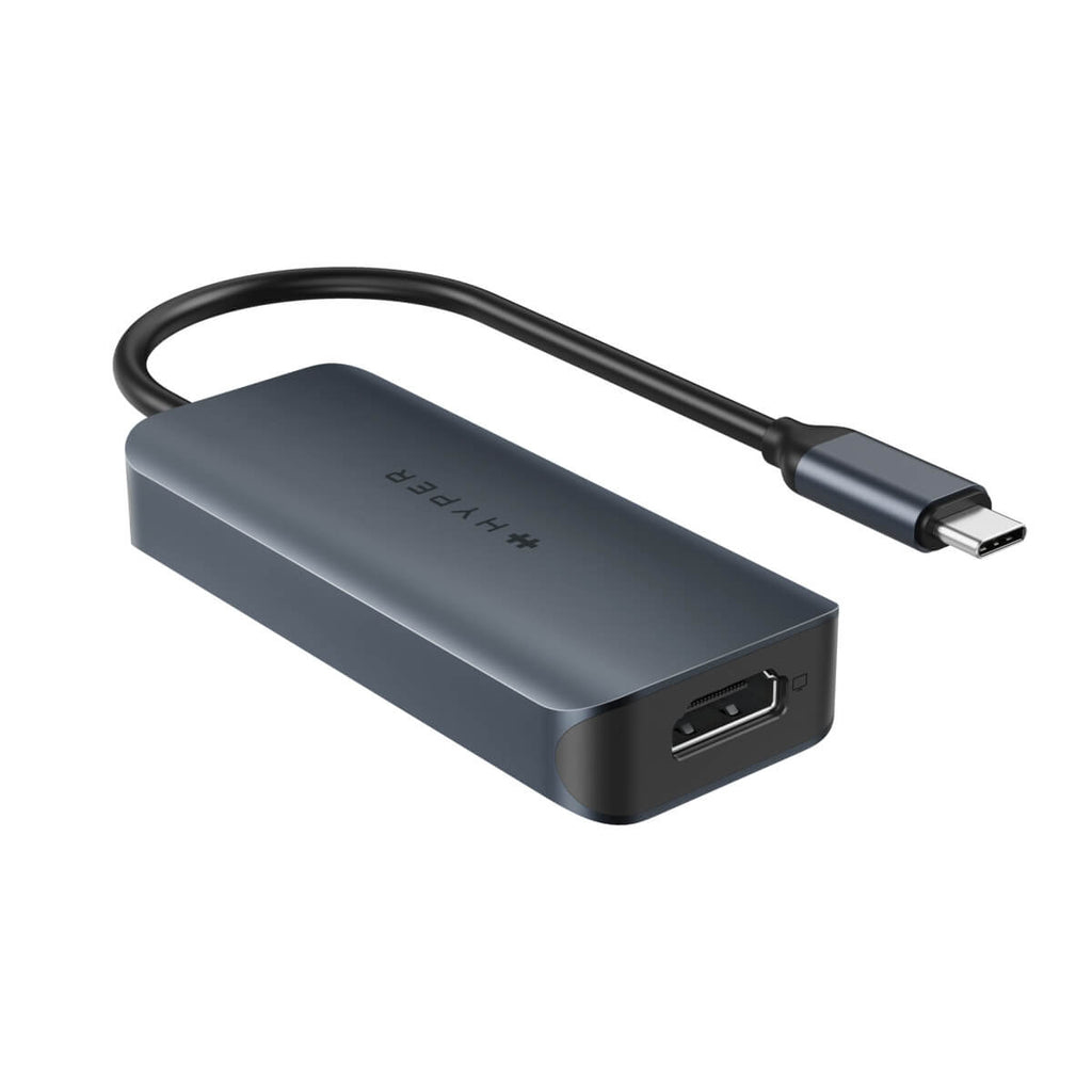 Adattatore USB-C grigio scuro con un cavo USB-C e un connettore DisplayPort. Sfondo bianco.
